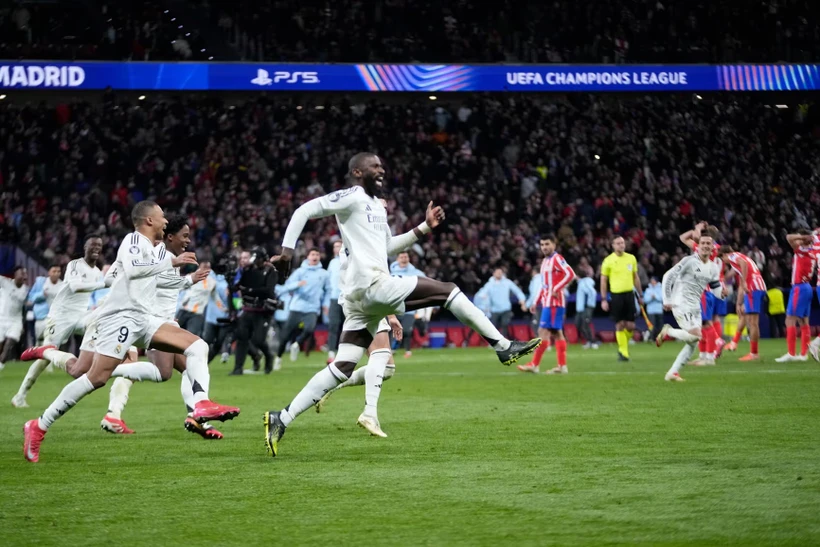 Real Madrid vào tứ kết Champions League sau loạt luân lưu may rủi