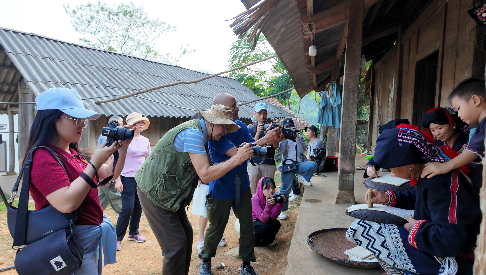 Độc đáo nghệ thuật in hoa văn trên trang phục người Dao Tiền