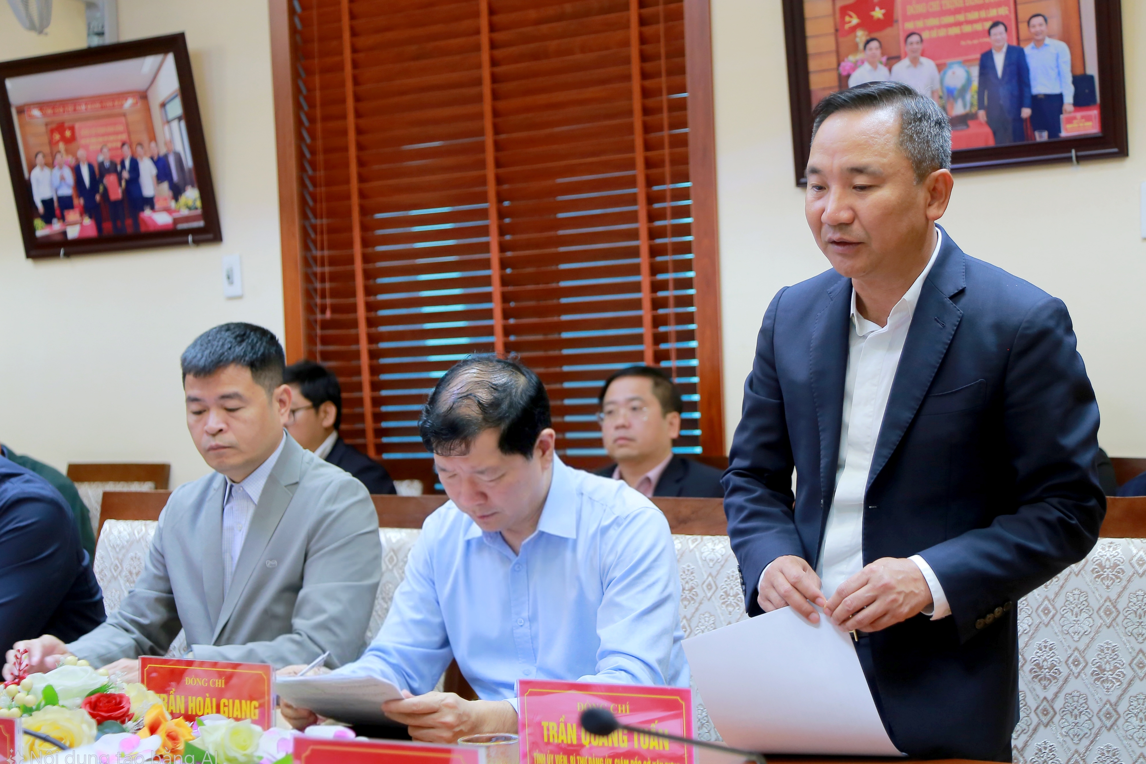 Chairman of the Provincial Peoples Committee Bui Van Quang works with the Department of Construction.