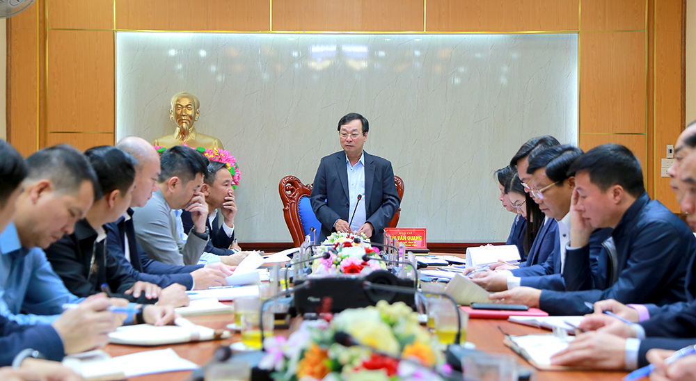 Chairman of the Provincial Peoples Committee Bui Van Quang works with the Department of Construction.