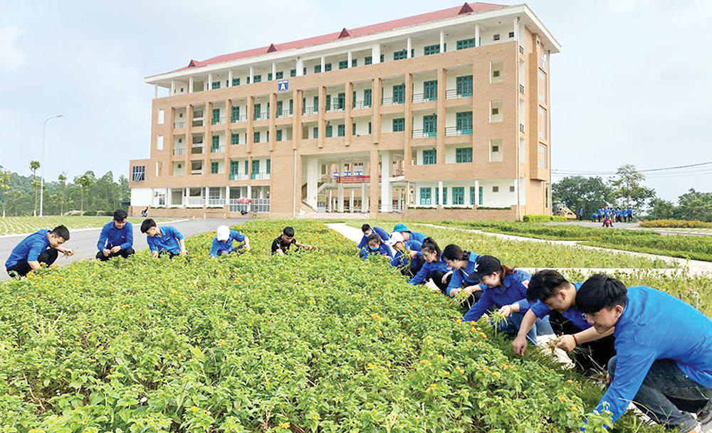 Tuổi trẻ Trường Đại học Hùng Vương làm theo lời Bác