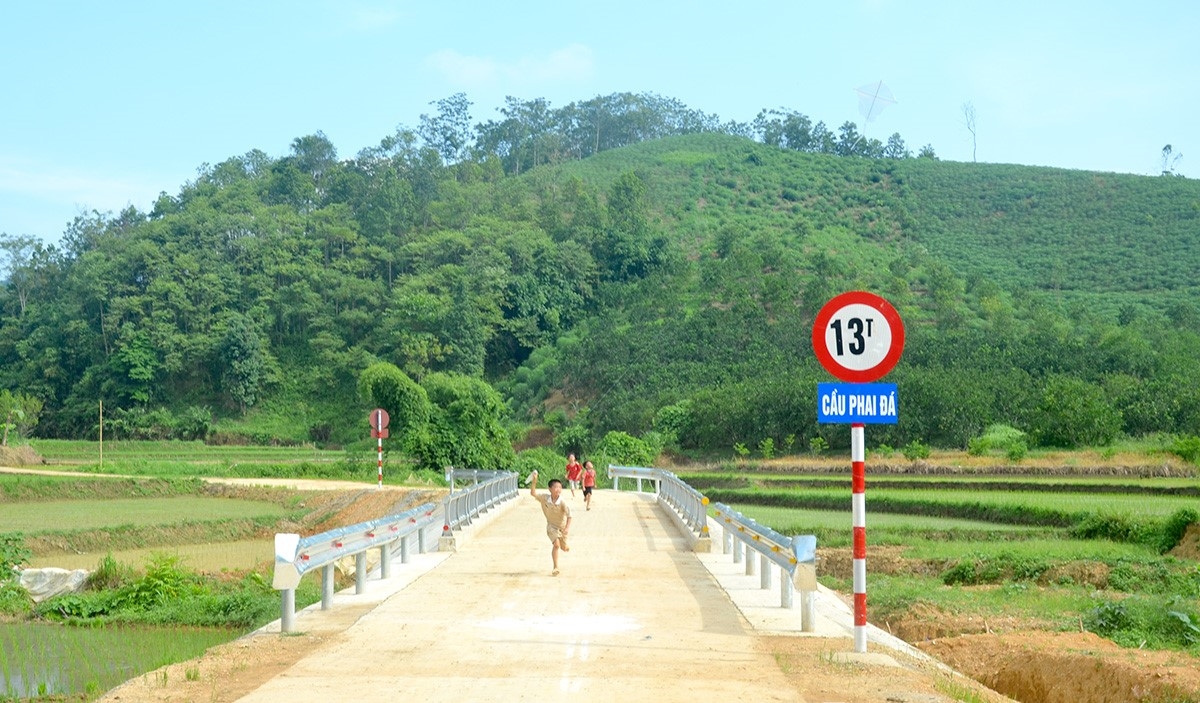 Dồn lực đầu tư, phát triển hạ tầng vùng khó