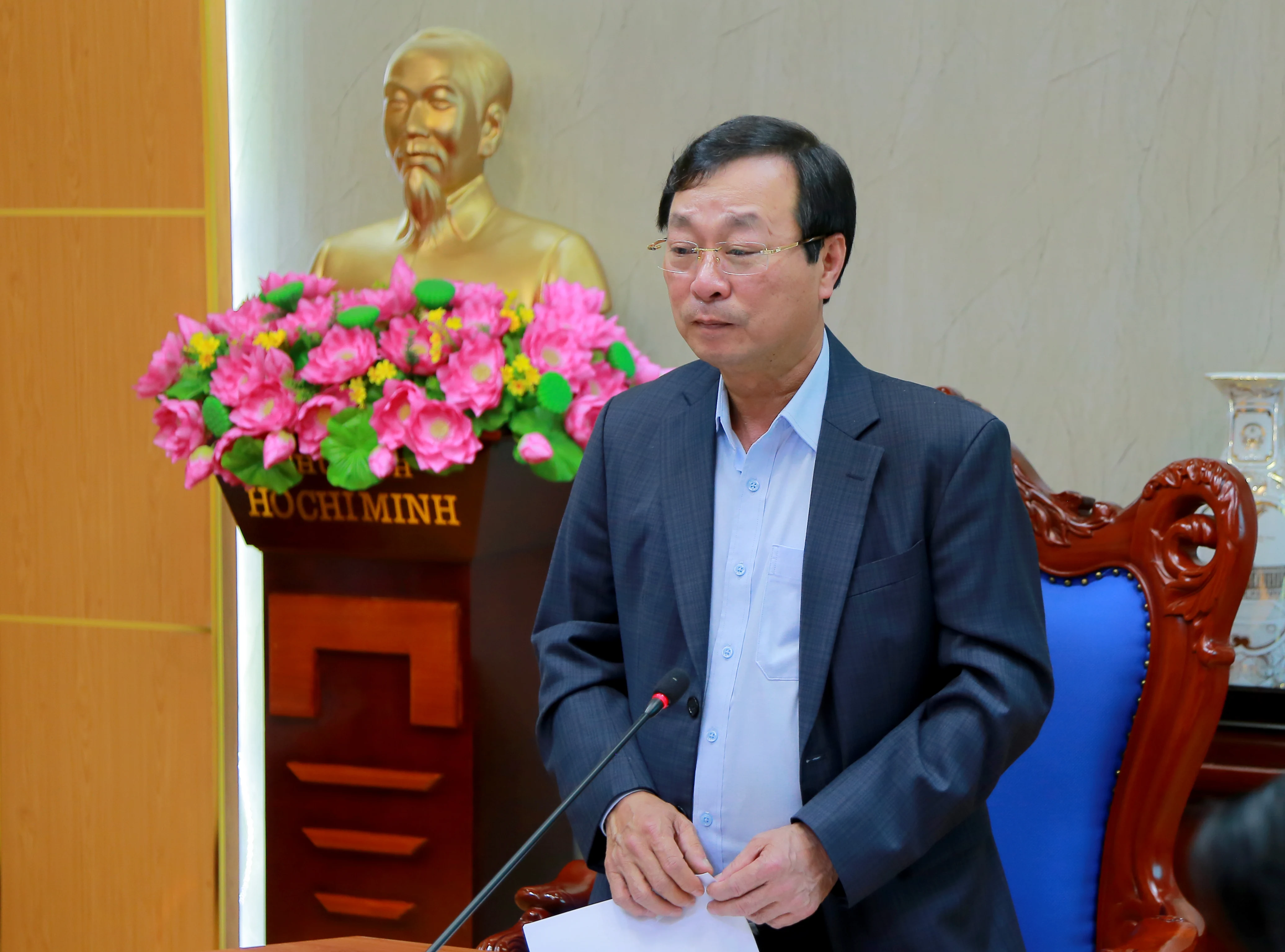 Chairman of the Provincial Peoples Committee Bui Van Quang works with the Department of Construction.