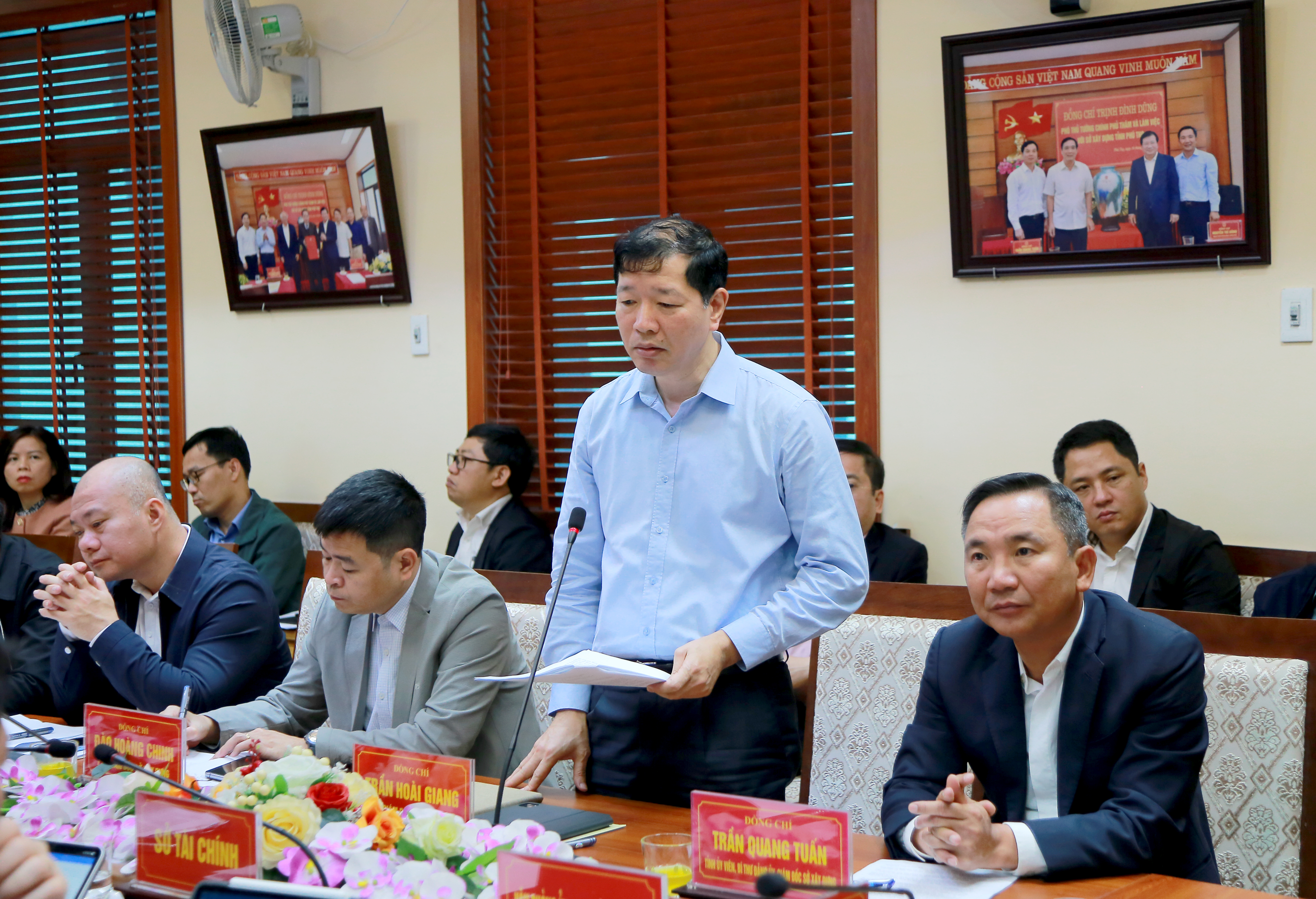 Chairman of the Provincial Peoples Committee Bui Van Quang works with the Department of Construction.