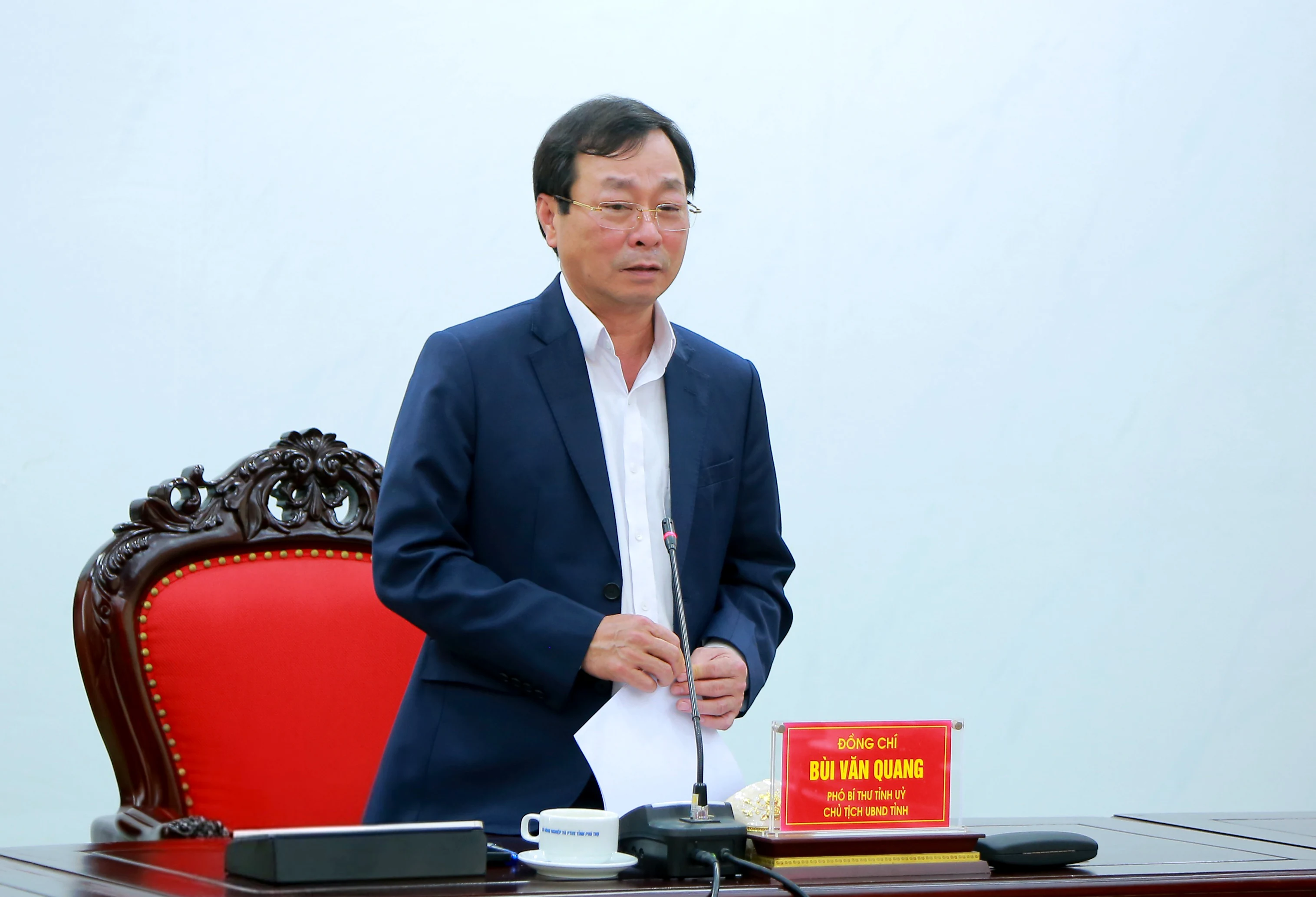 Chairman of the Provincial Peoples Committee Bui Van Quang works with the Department of Agriculture and Environment.