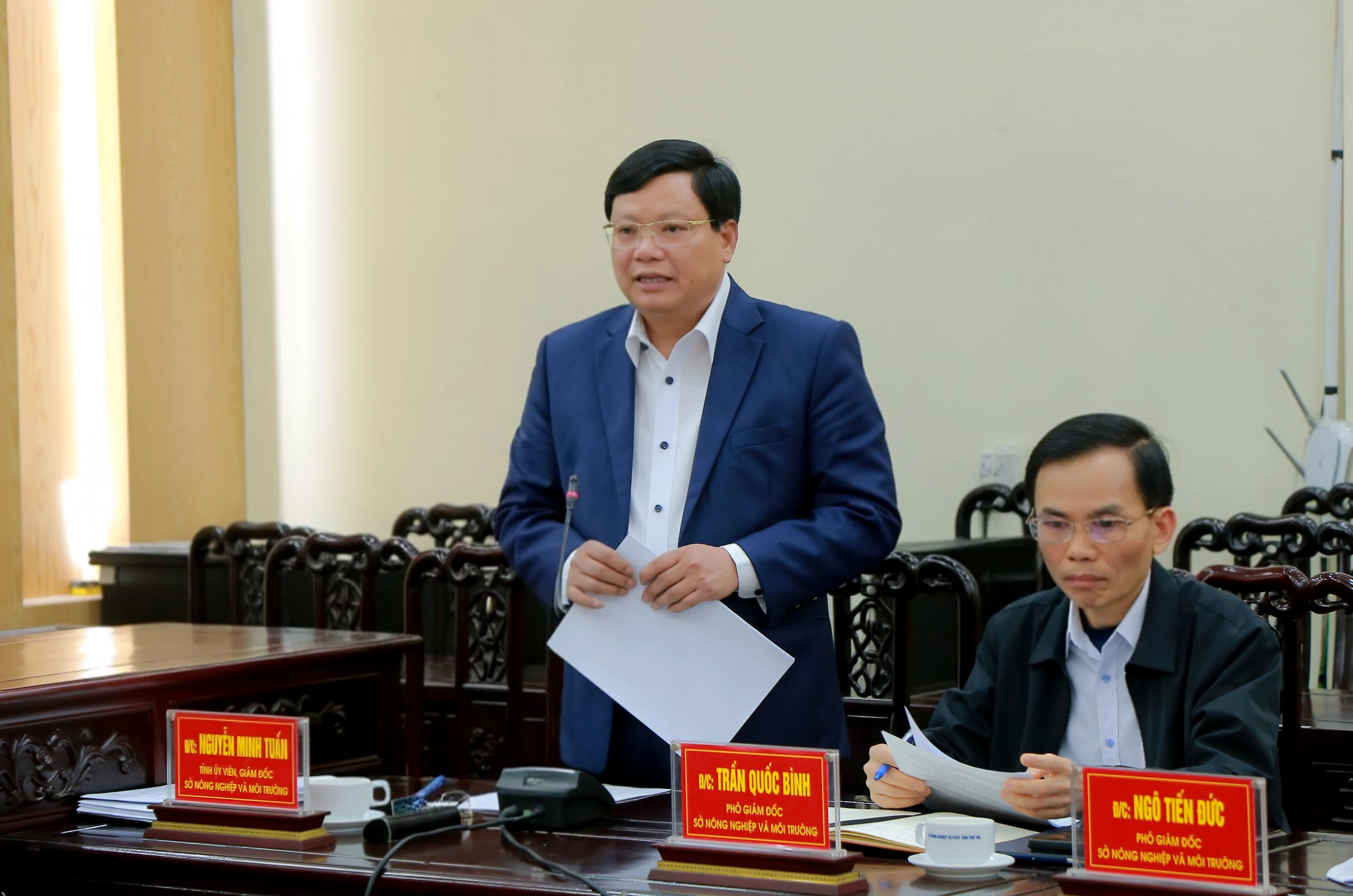 Chairman of the Provincial Peoples Committee Bui Van Quang works with the Department of Agriculture and Environment.