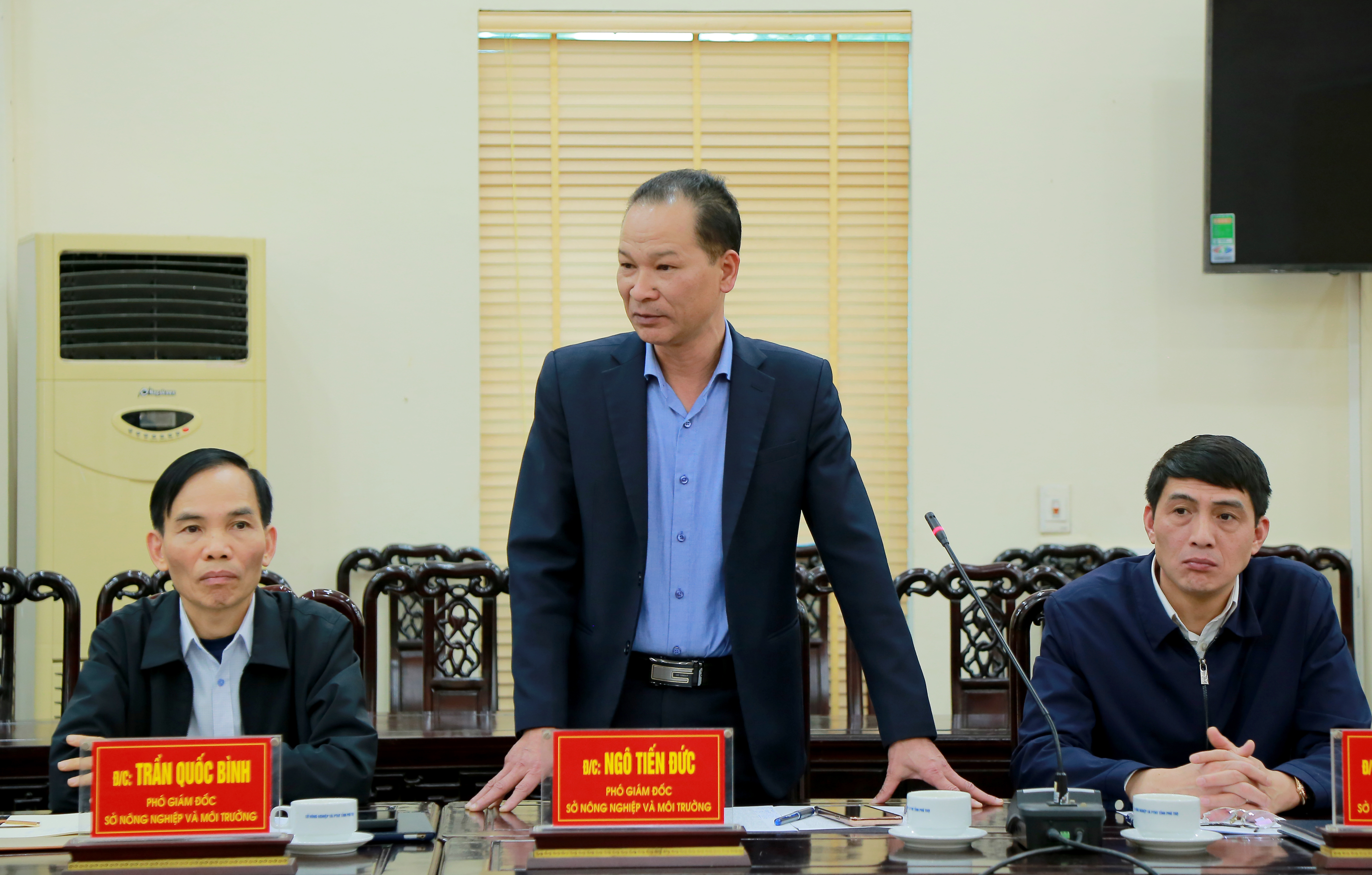 Chairman of the Provincial Peoples Committee Bui Van Quang works with the Department of Agriculture and Environment.