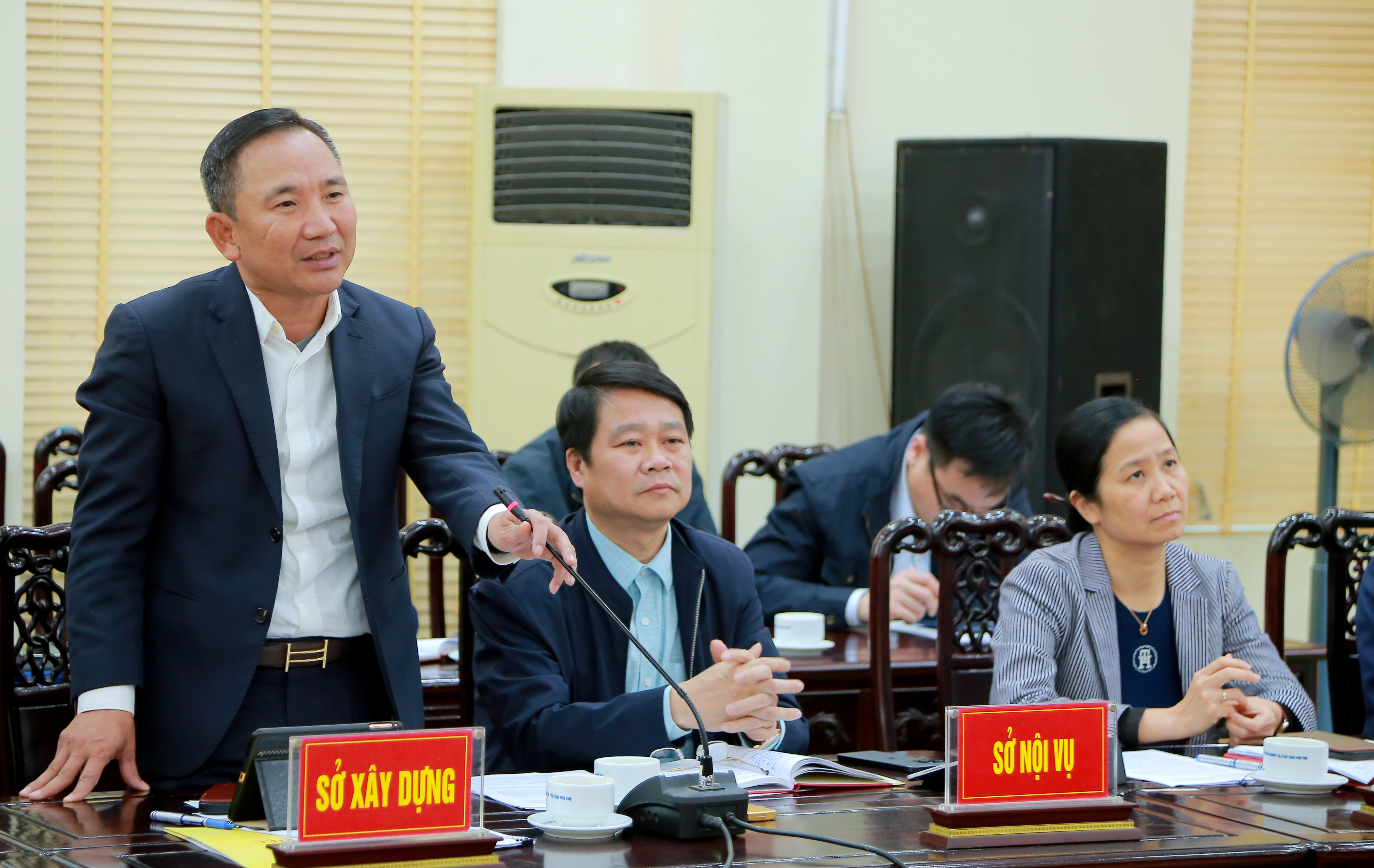 Chairman of the Provincial Peoples Committee Bui Van Quang works with the Department of Agriculture and Environment.