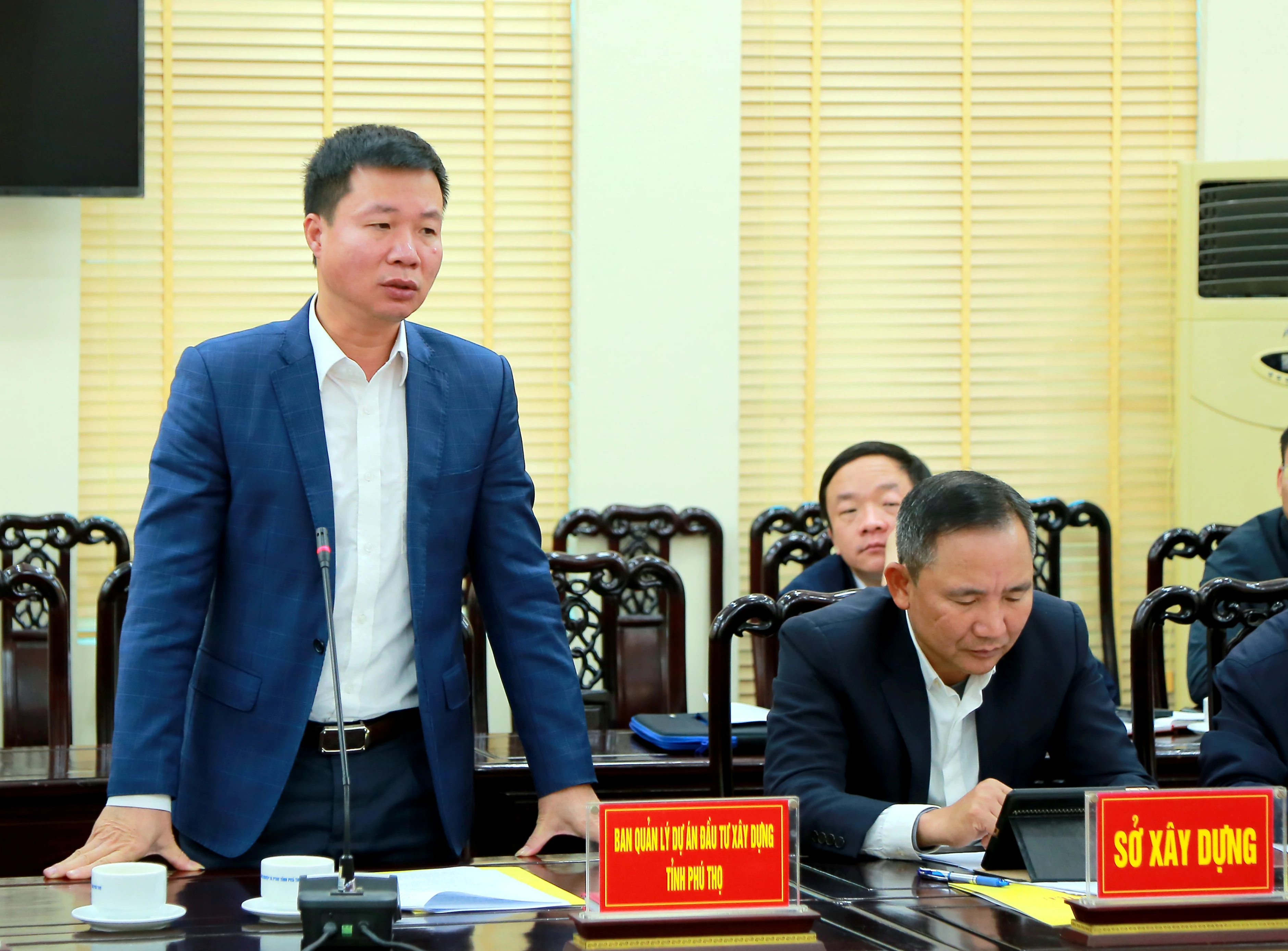 Chairman of the Provincial Peoples Committee Bui Van Quang works with the Department of Agriculture and Environment.