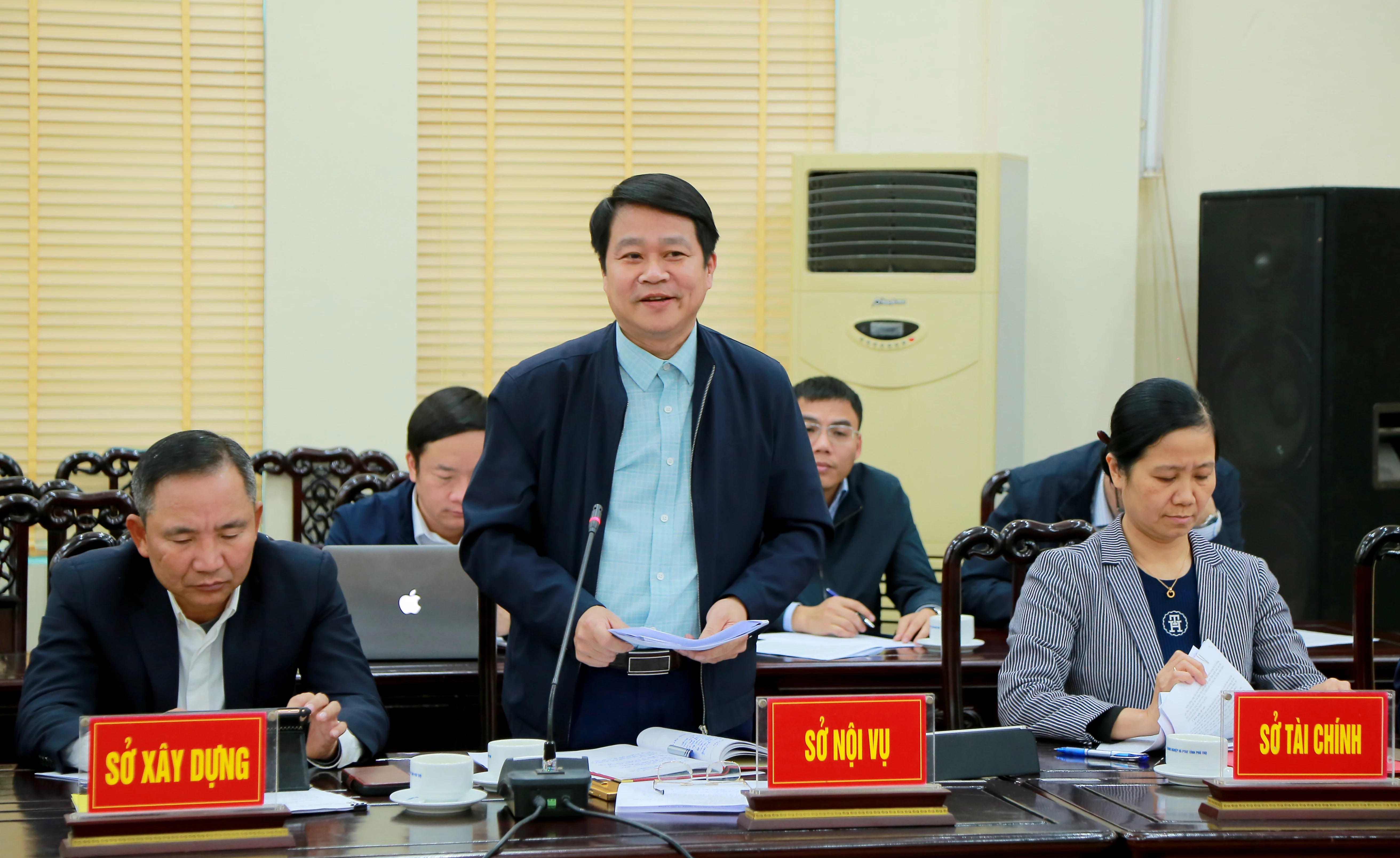 Chairman of the Provincial Peoples Committee Bui Van Quang works with the Department of Agriculture and Environment.