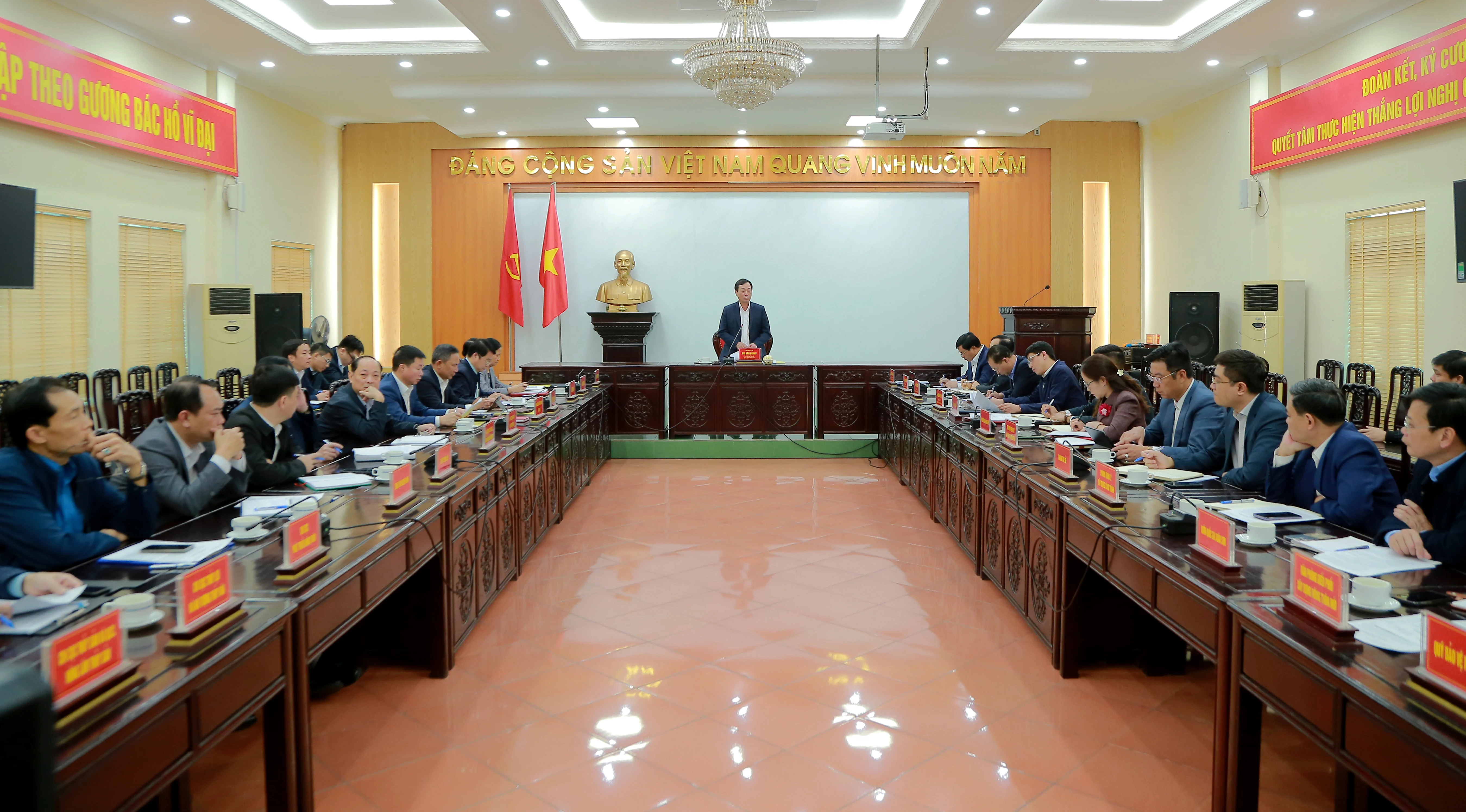 Chairman of the Provincial Peoples Committee Bui Van Quang works with the Department of Agriculture and Environment.