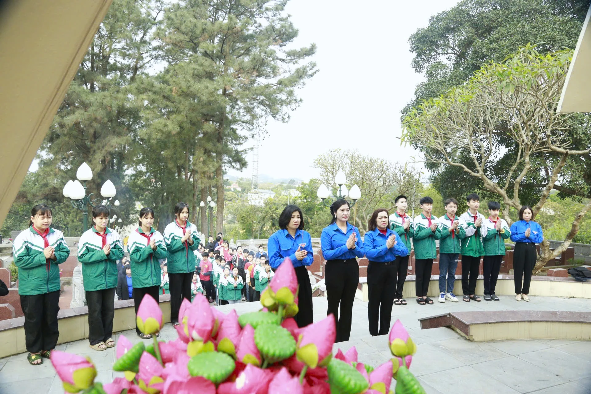 Dâng hương, hoa tưởng niệm các Anh hùng liệt sĩ 