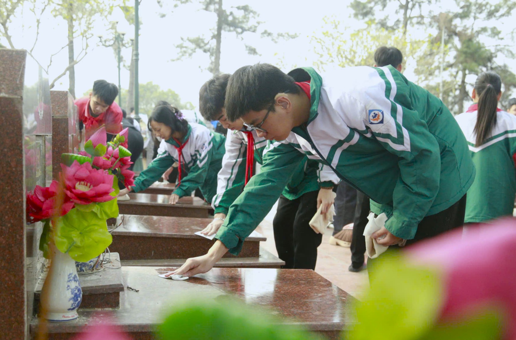 Dâng hương, hoa tưởng niệm các Anh hùng liệt sĩ 