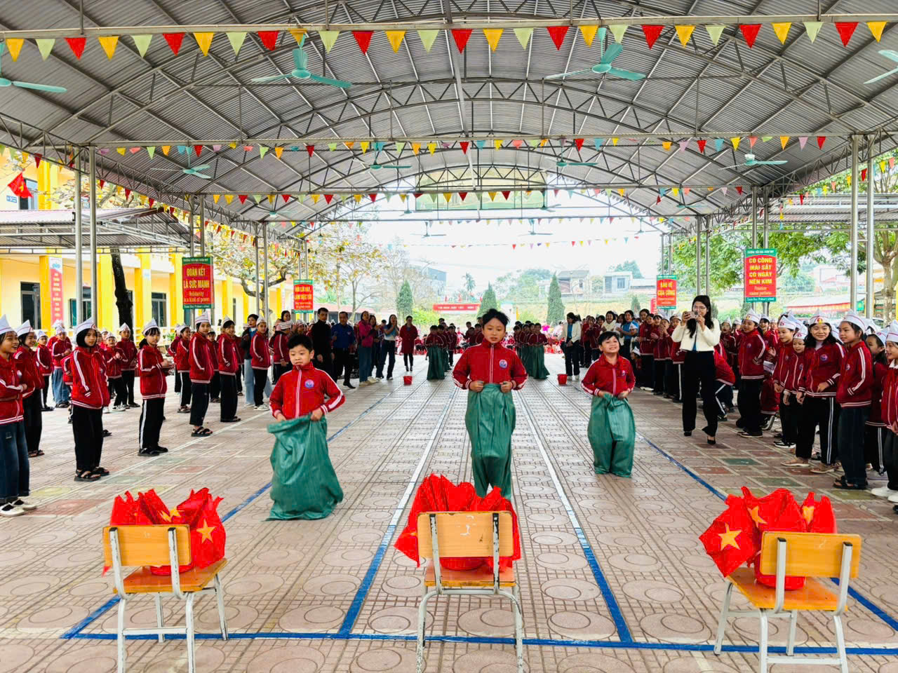 “Giữ hồn dân tộc” qua những trò chơi dân gian trong trường học