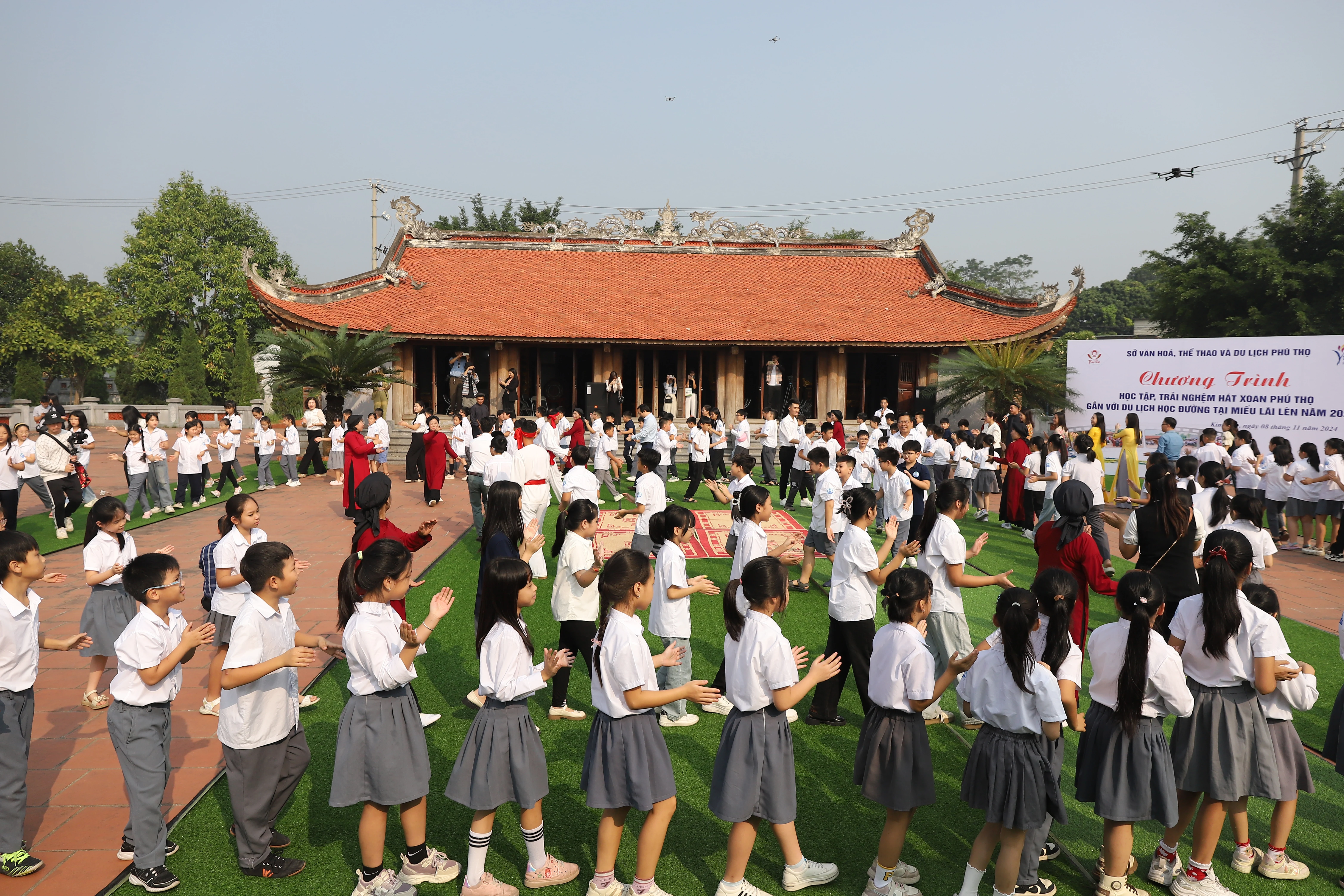 Về miền Đất Tổ