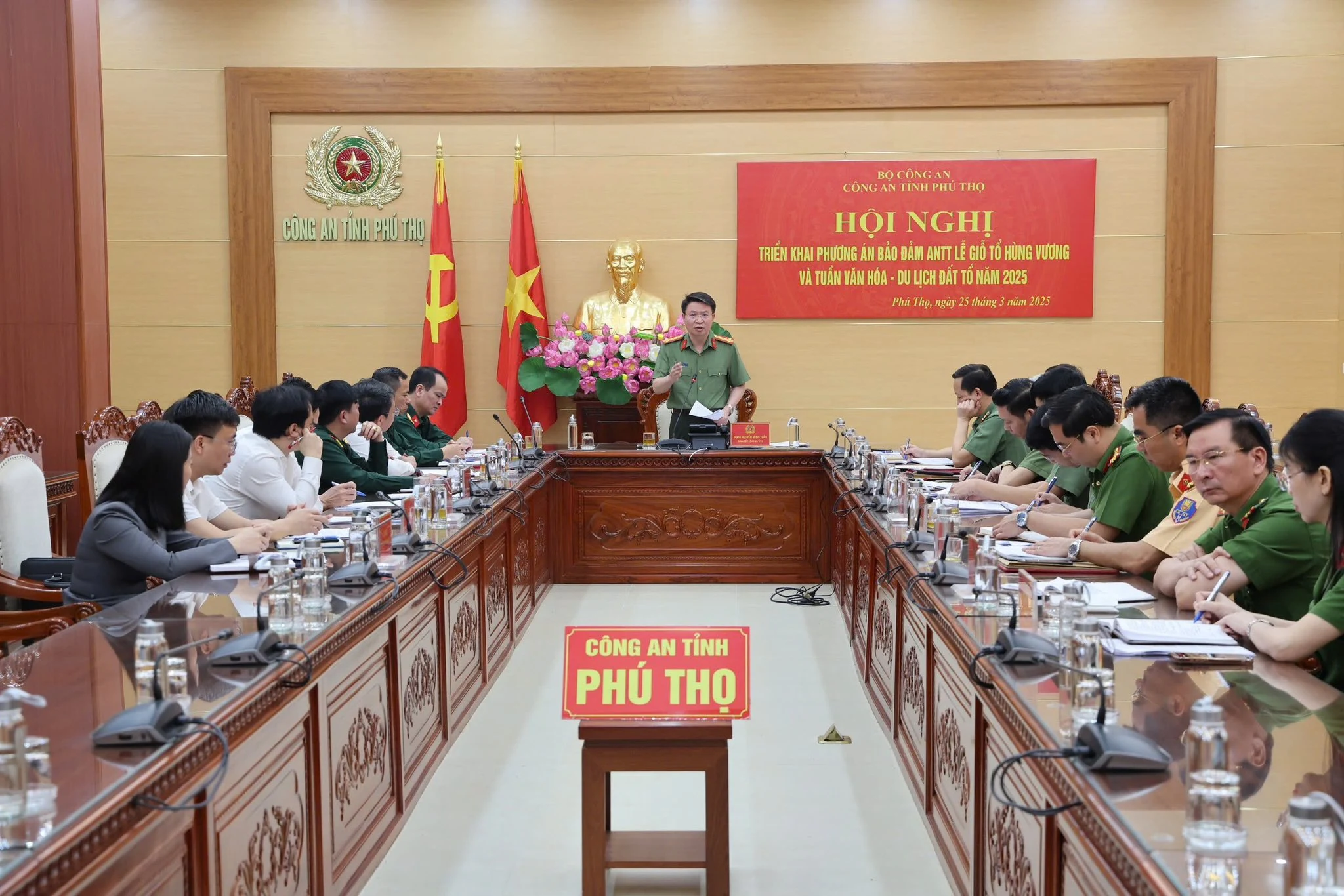 Nearly 1,000 Officers Deployed to Ensure Security at the 2025 Hung Kings Temple Festival