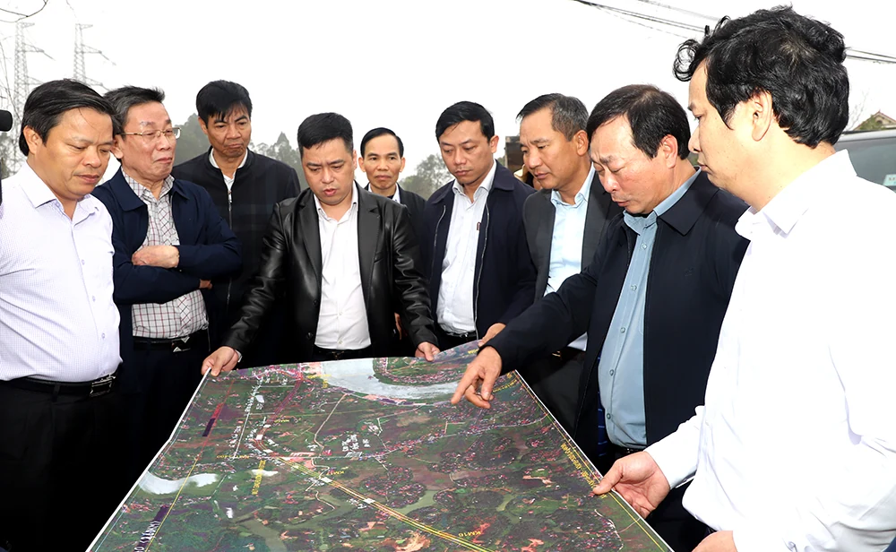 Chairman of the Provincial Peoples Committee Bui Van Quang Inspects Progress on Key Transportation Projects