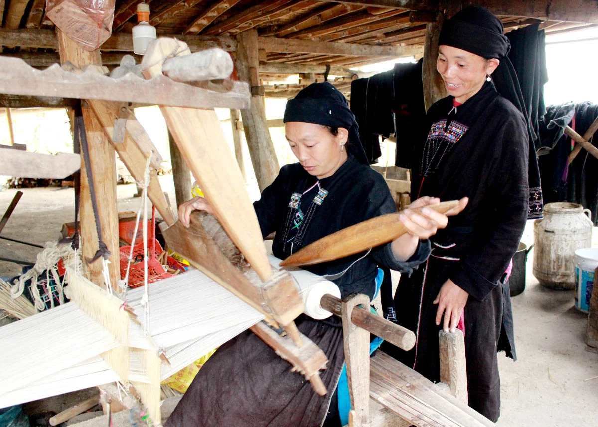 Phụ nữ La Chí xã Bản Phùng lưu giữ nghề dệt truyền thống