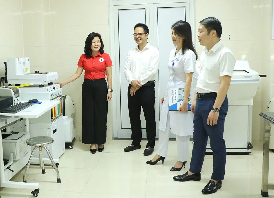 Trao thiết bị y tế cho Bệnh viện đa khoa tỉnh