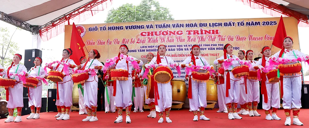 Biểu diễn dân ca và các di sản văn hóa phi vật thể phục vụ du khách