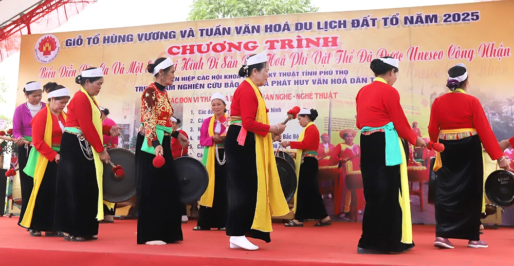 Biểu diễn dân ca và các di sản văn hóa phi vật thể phục vụ du khách