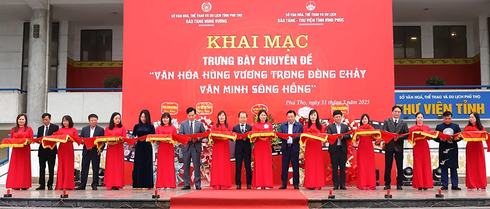 Displaying over 300 artifacts on “The Hung King culture in the flow of Red River civilization”