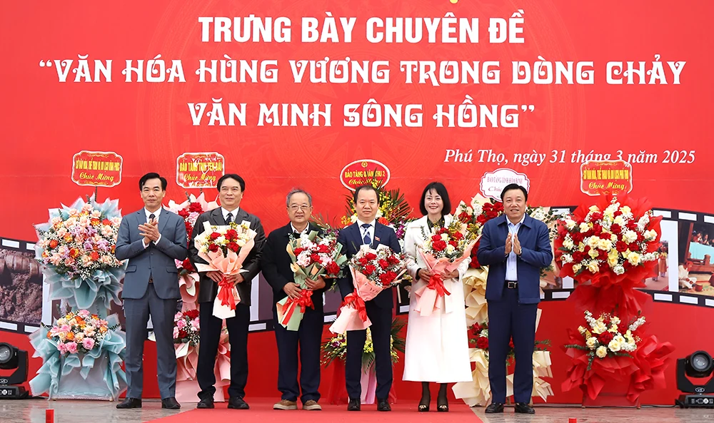 Displaying over 300 artifacts on “The Hung King culture in the flow of Red River civilization”