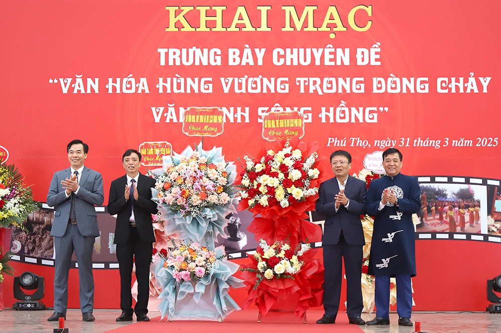 Displaying over 300 artifacts on “The Hung King culture in the flow of Red River civilization”