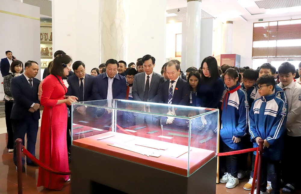 Displaying over 300 artifacts on “The Hung King culture in the flow of Red River civilization”