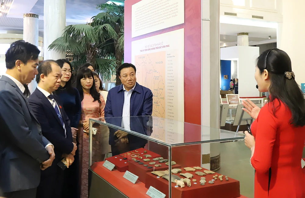 Displaying over 300 artifacts on “The Hung King culture in the flow of Red River civilization”