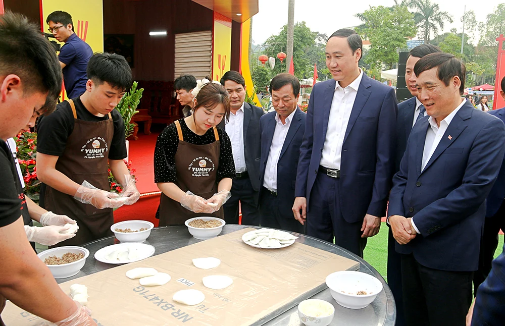 Các đồng chí lãnh đạo tỉnh thăm Hội trại Văn hóa