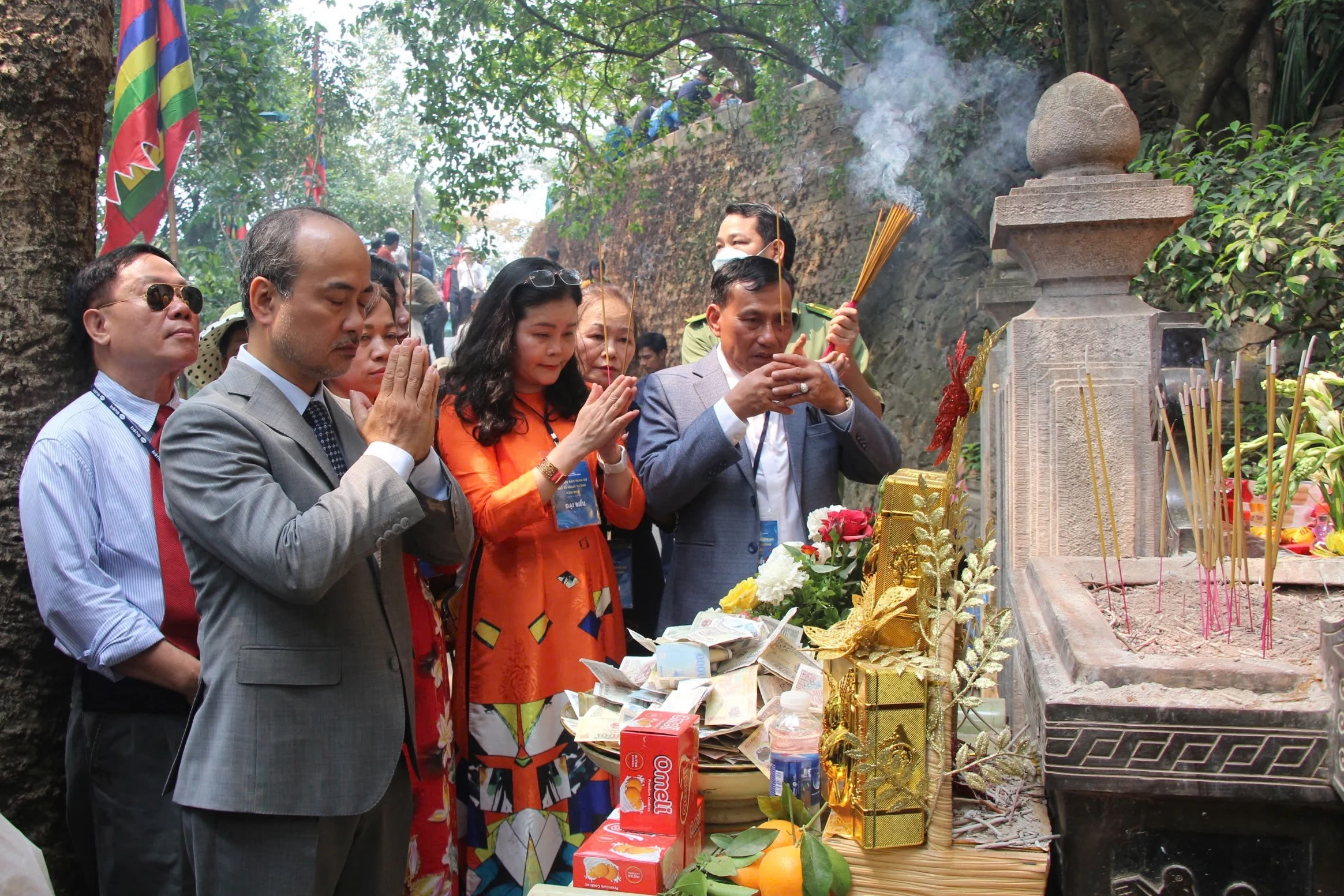 Đoàn đại biểu kiều bào dâng hương tưởng niệm các Vua Hùng