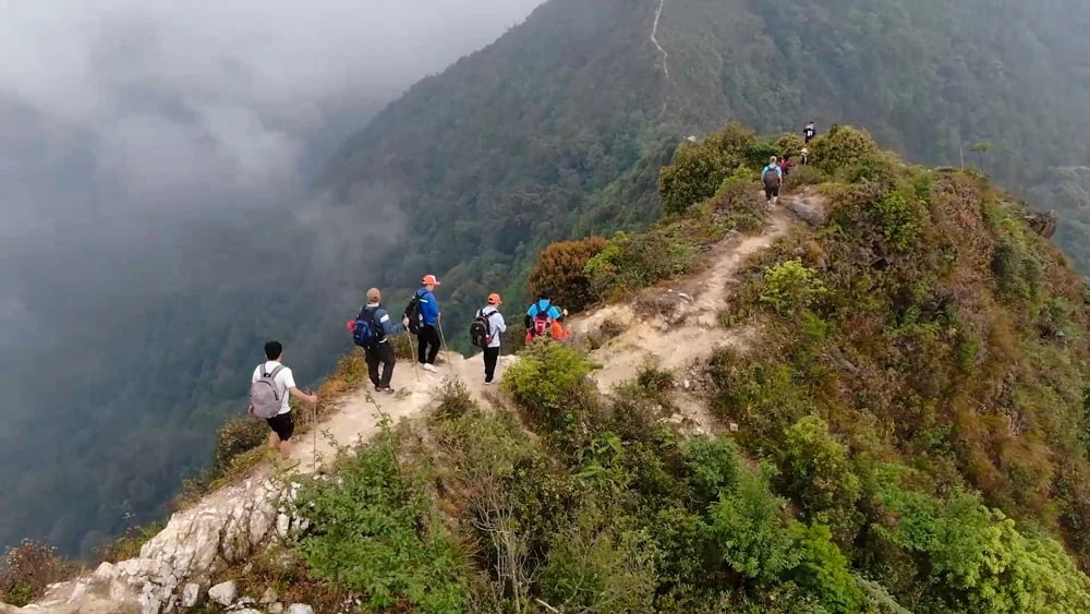 Hơn 100 phóng viên, nhà báo sẵn sàng chinh phục đỉnh Tà Xùa