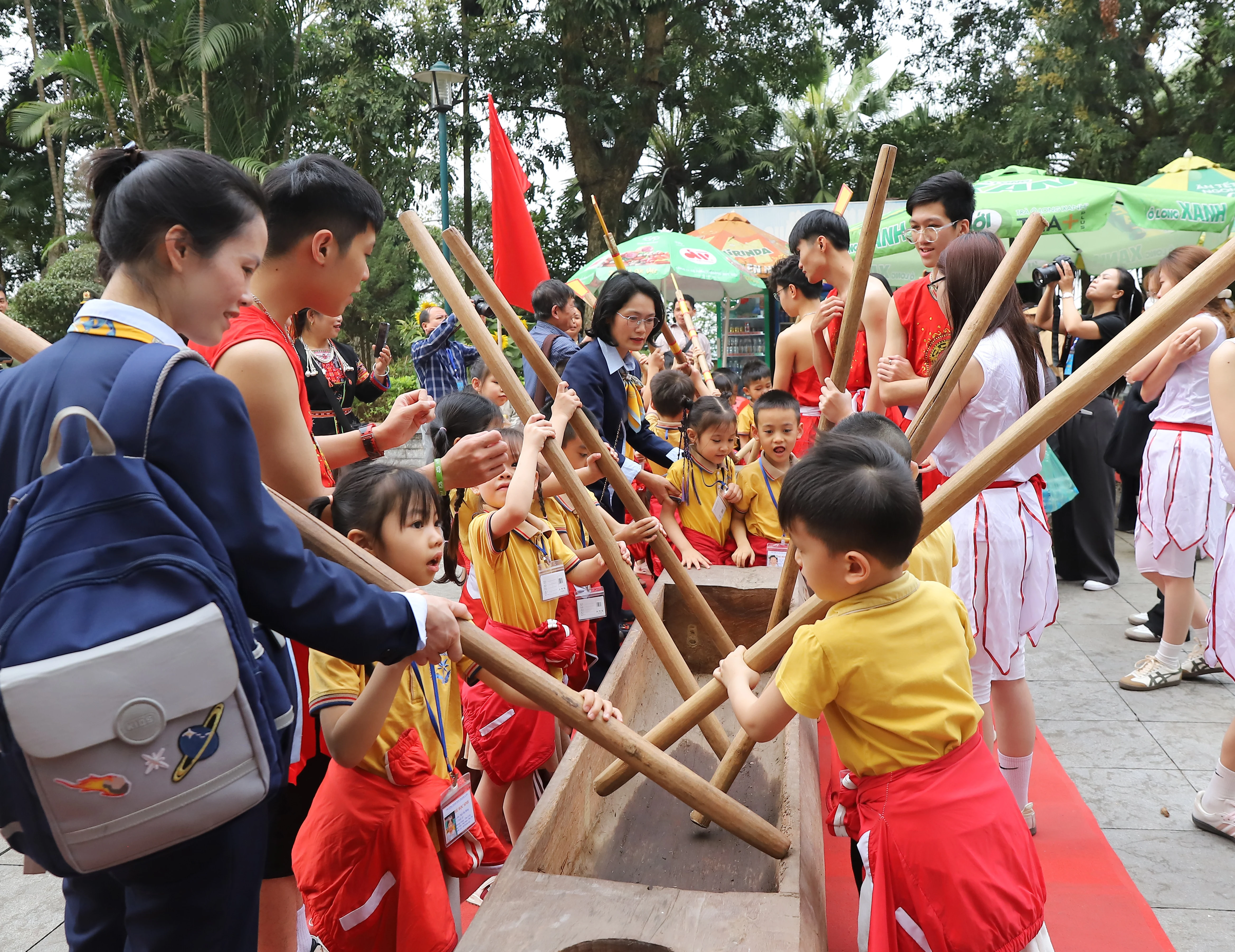Trình diễn đánh trống đồng, đâm đuống phục vụ Giỗ Tổ Hùng Vương
