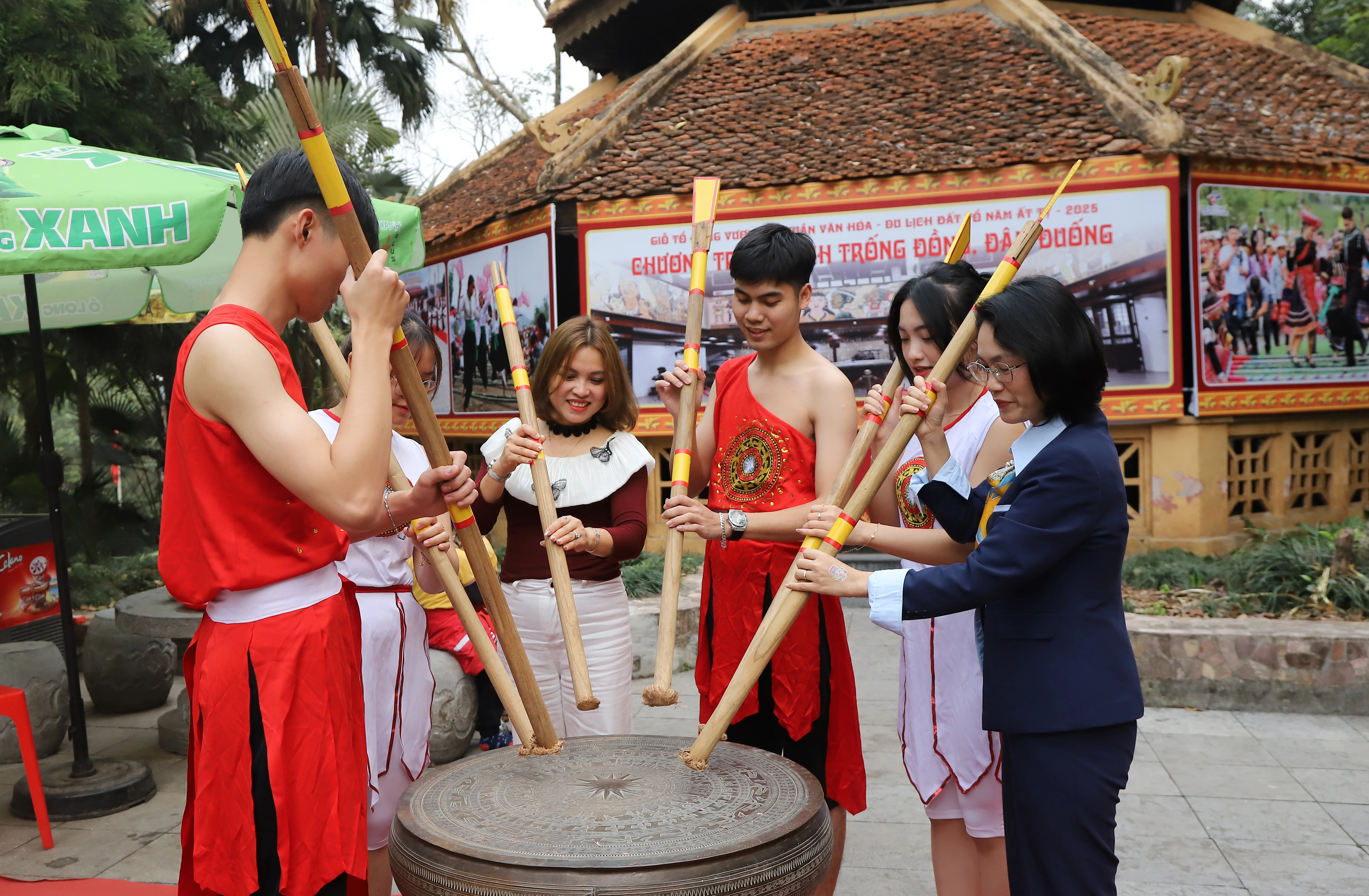 Trình diễn đánh trống đồng, đâm đuống phục vụ Giỗ Tổ Hùng Vương