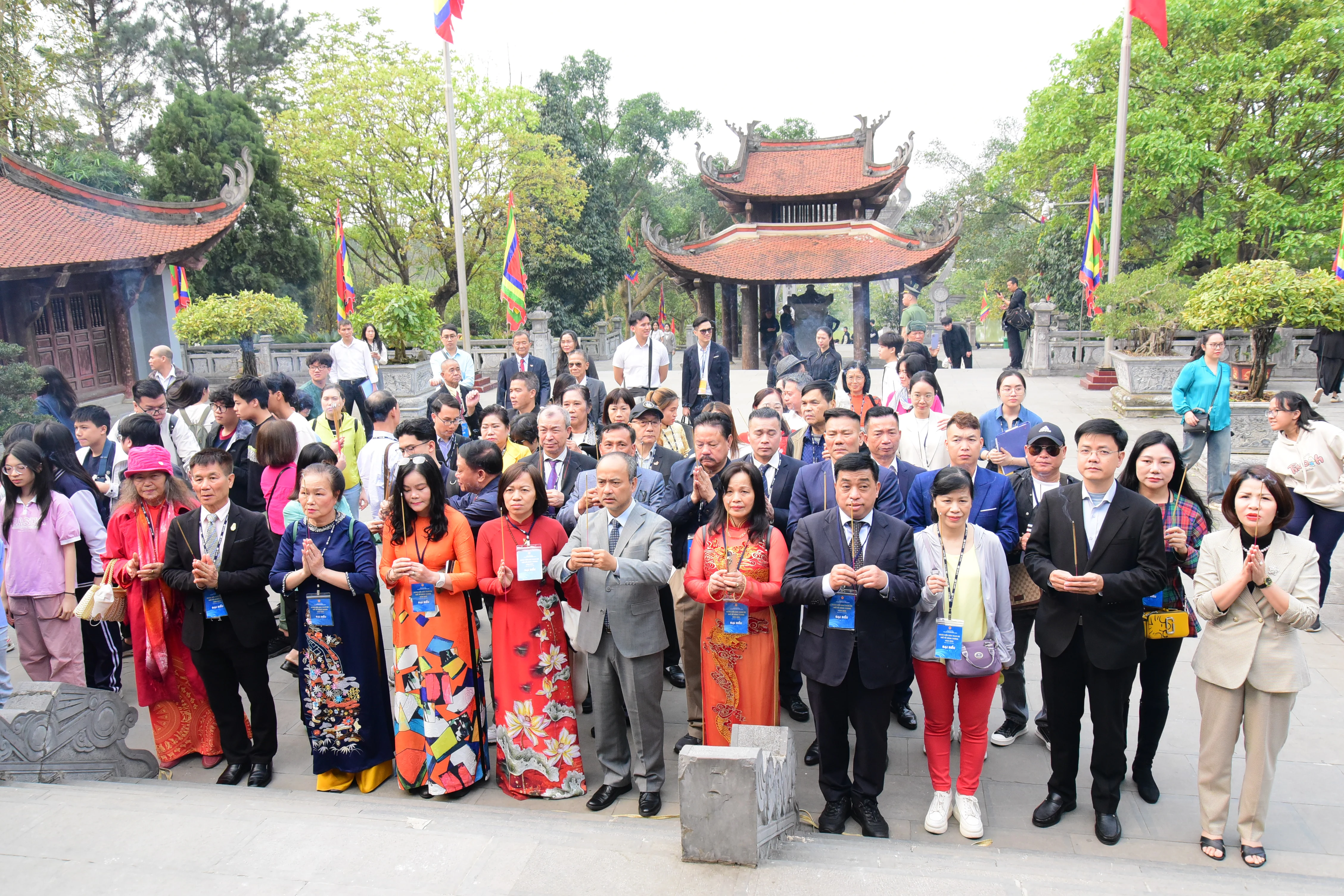 Đoàn đại biểu kiều bào dâng hương tưởng niệm các Vua Hùng