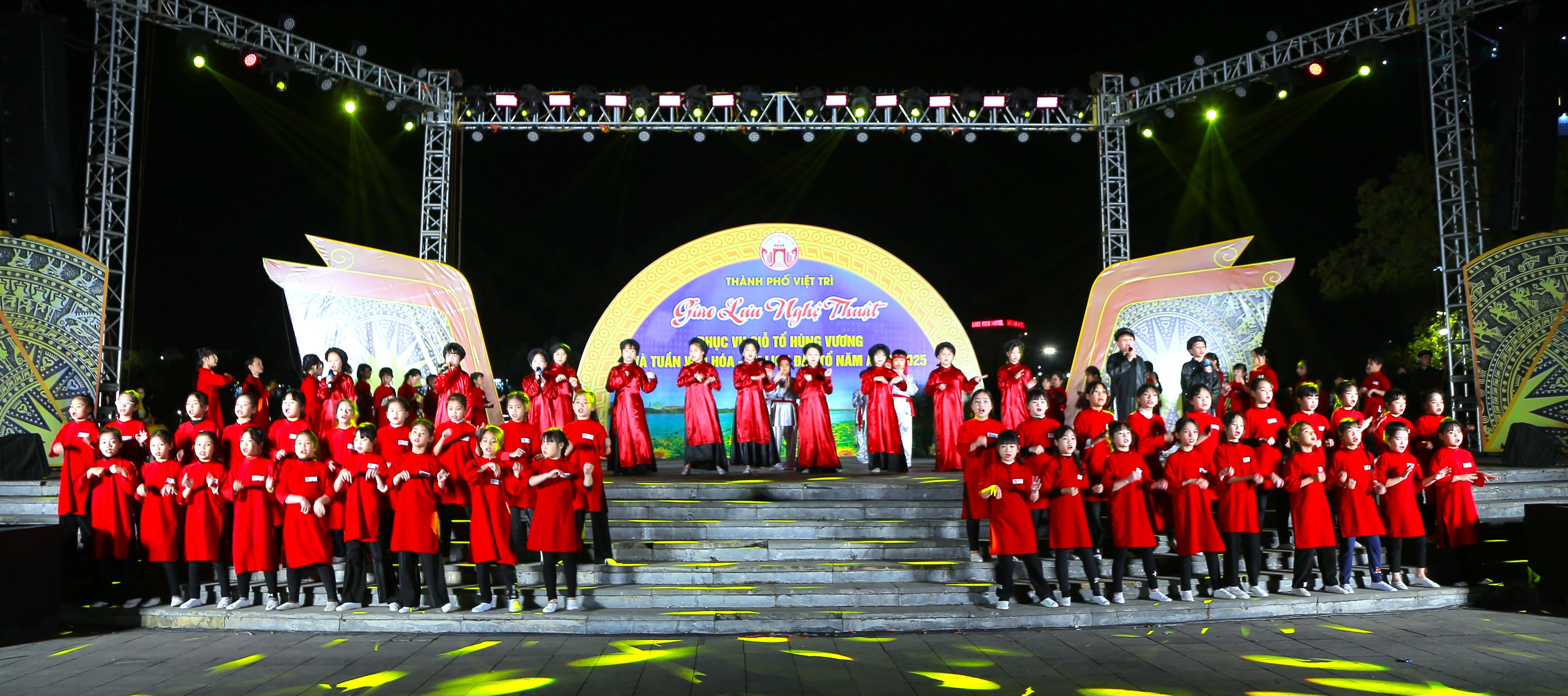 Over 250 students from Viet Tri city participate in the Xoan Singing and Folk Songs Program