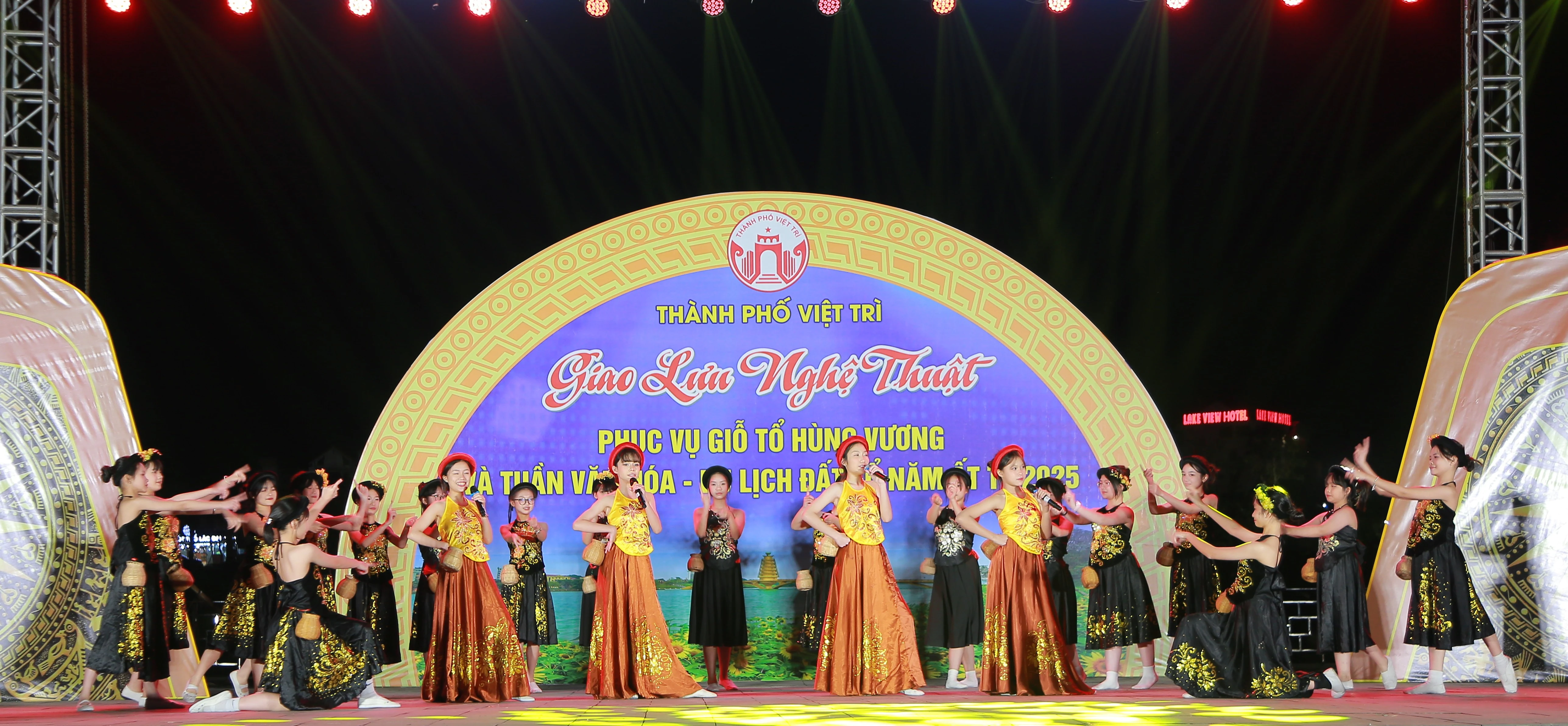 Over 250 students from Viet Tri city participate in the Xoan Singing and Folk Songs Program