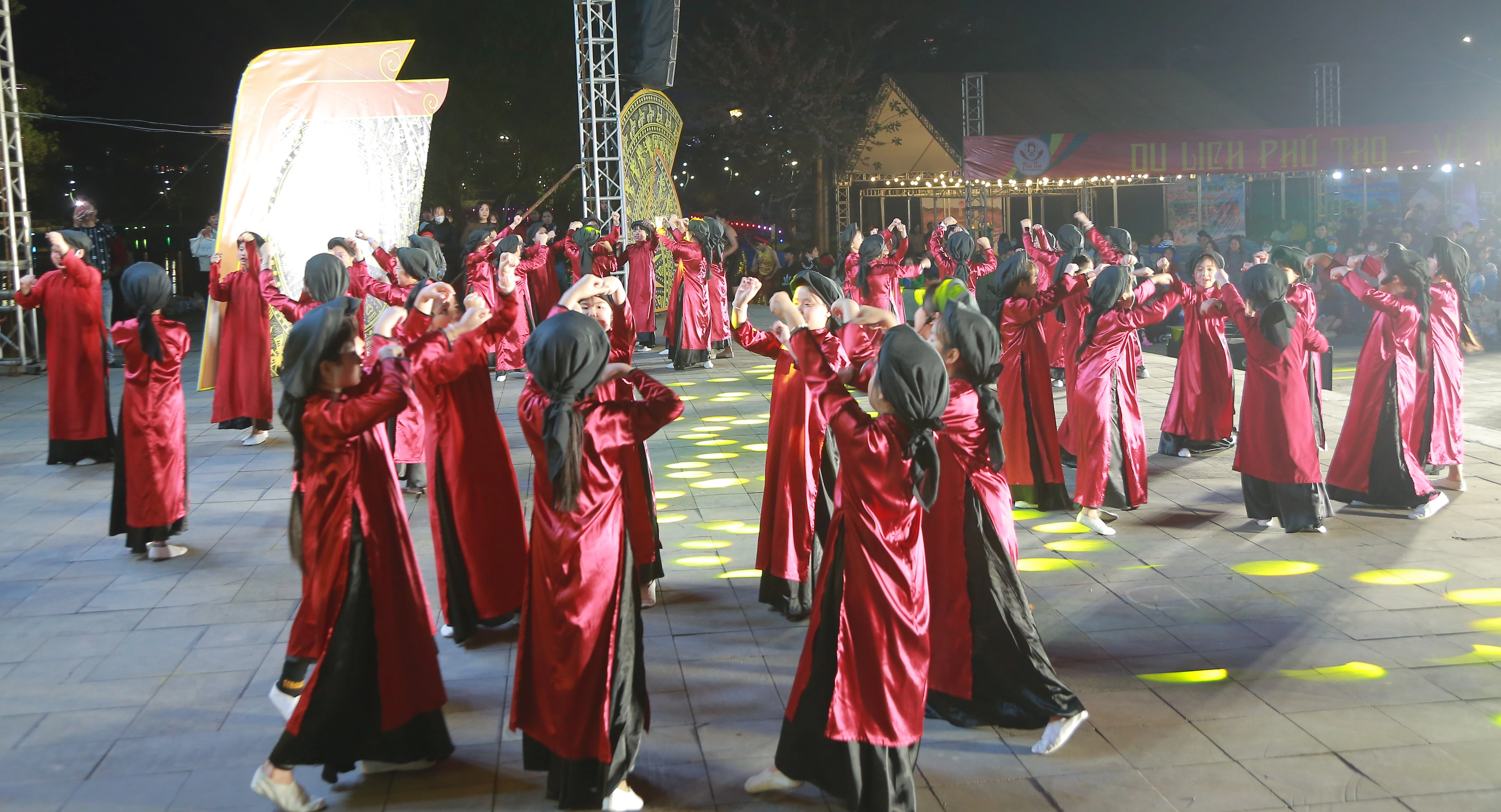 Over 250 students from Viet Tri city participate in the Xoan Singing and Folk Songs Program