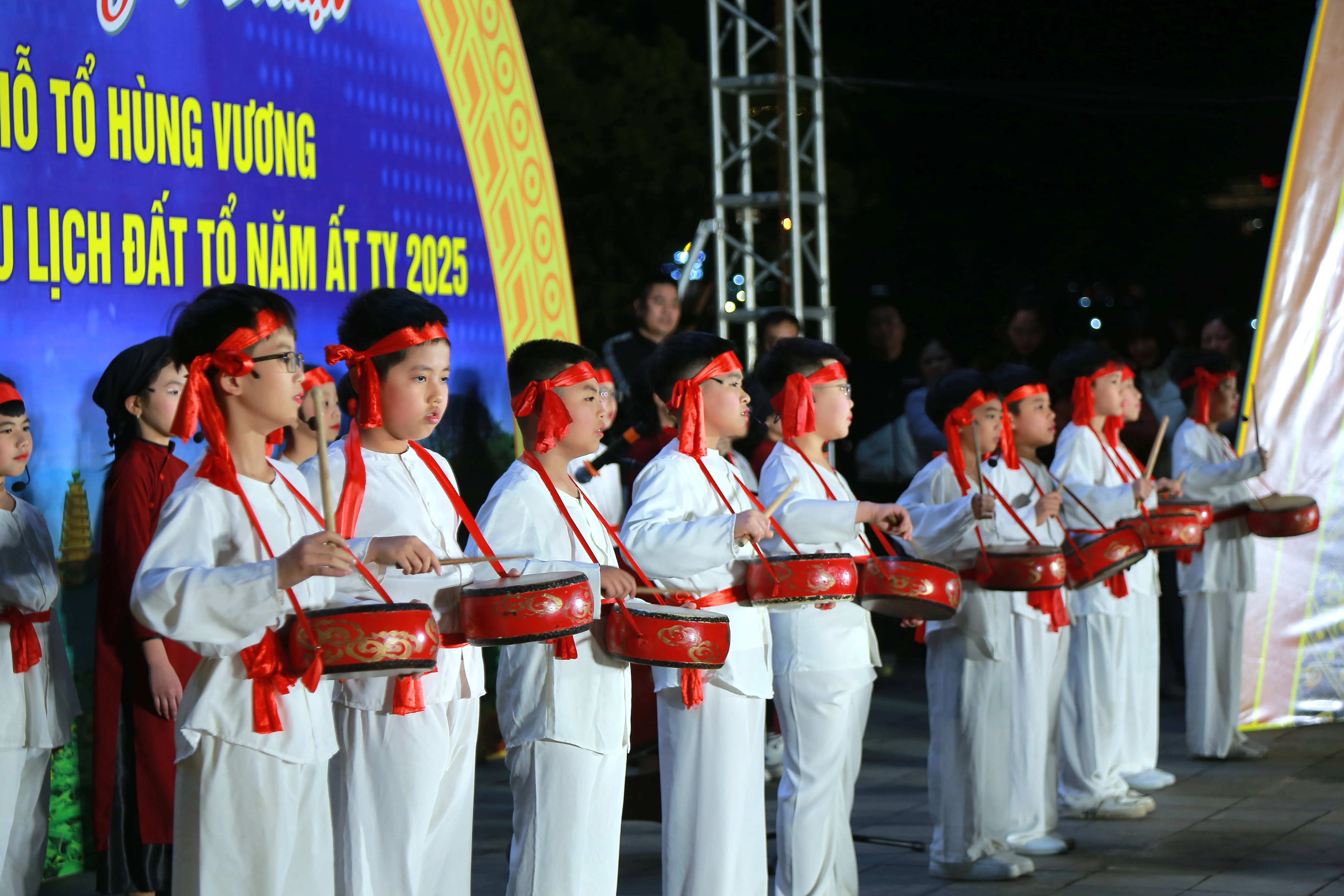Over 250 students from Viet Tri city participate in the Xoan Singing and Folk Songs Program