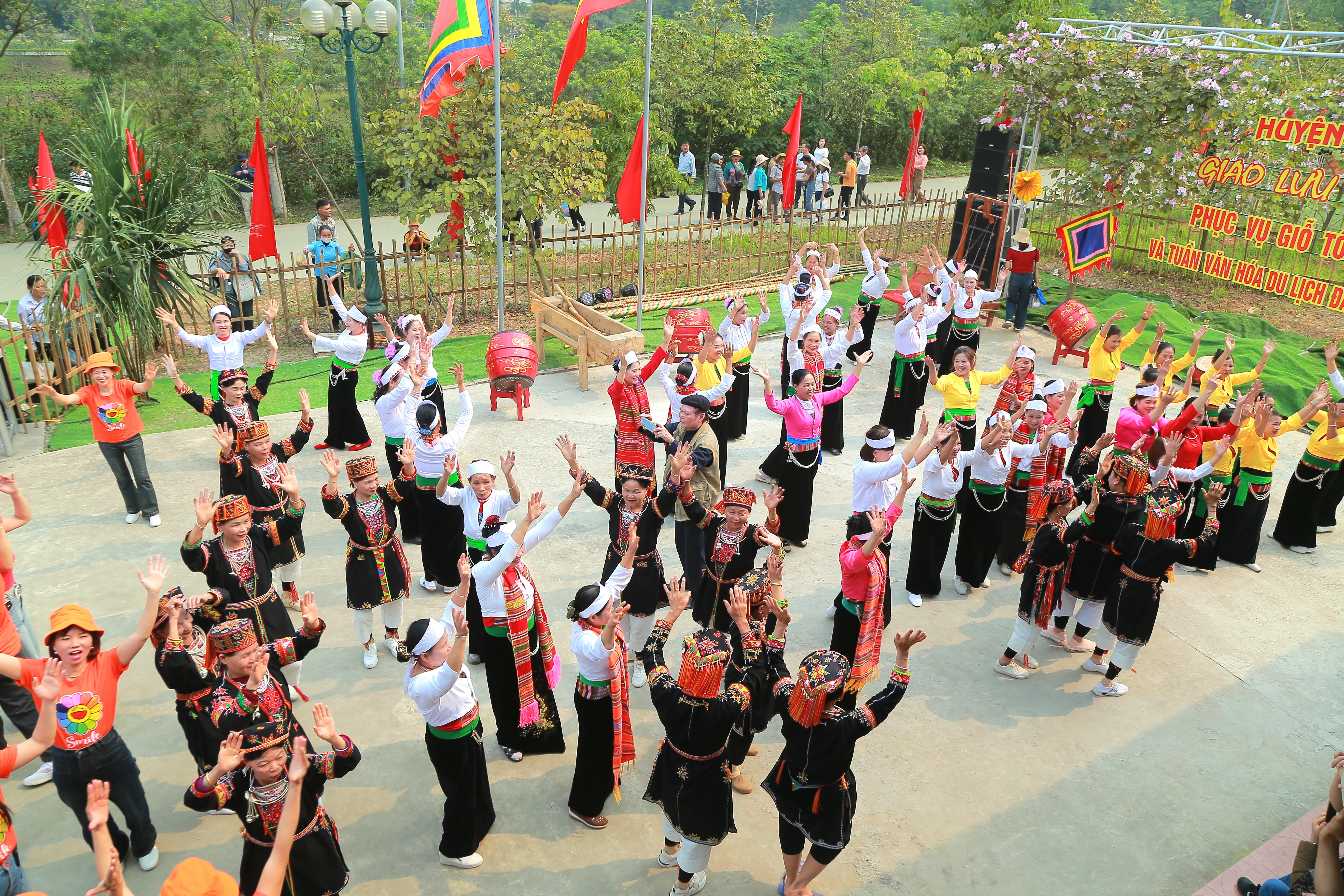 Tan Son: Over 800 participants engage in folk exchanges and performances at the Hung King Temple Festival
