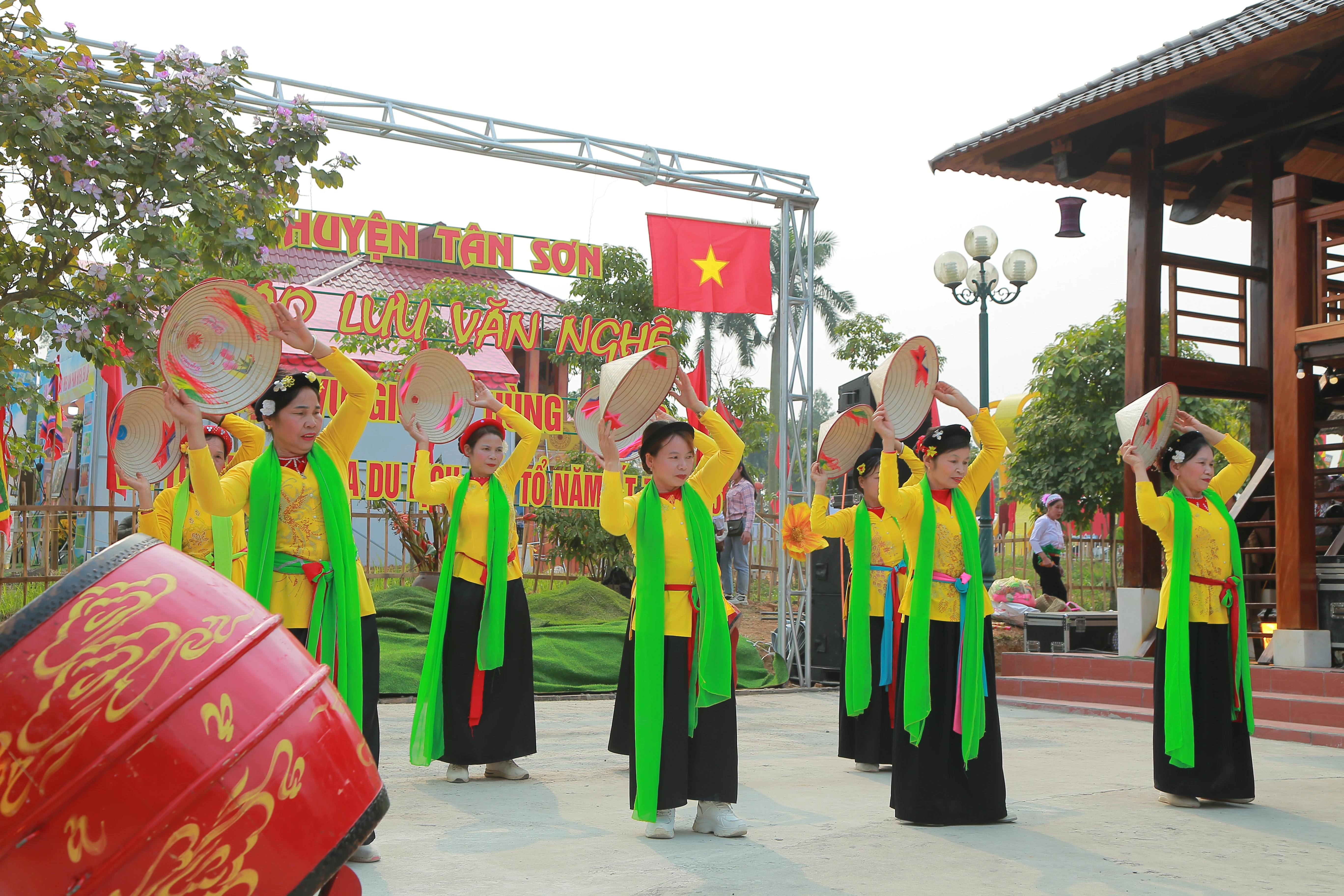 Tan Son: Over 800 participants engage in folk exchanges and performances at the Hung King Temple Festival
