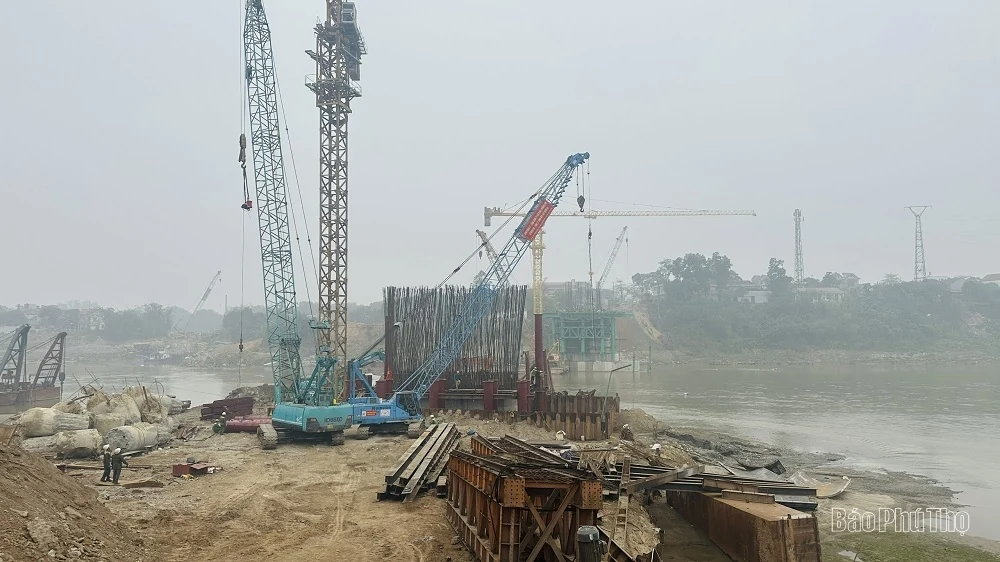 Đảm bảo tiến độ xây dựng cầu Phong Châu mới an toàn trước mùa mưa lũ
