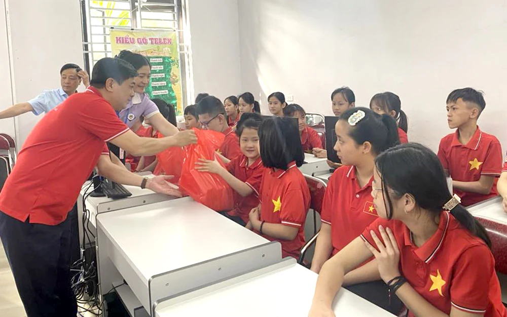 Trên 14.000 hộp sữa được trao tặng cho trẻ em nghèo, khuyết tật