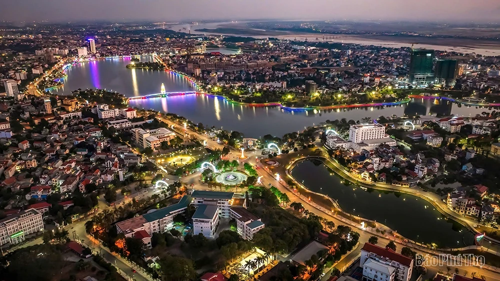 Bay trên thành phố Việt Trì