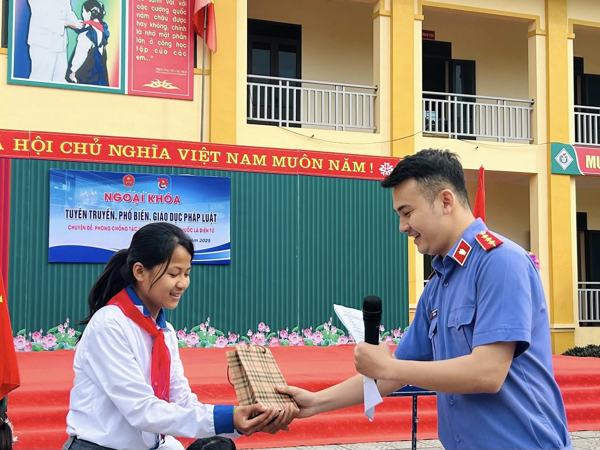Giáo dục học sinh “miễn dịch” với tệ nạn