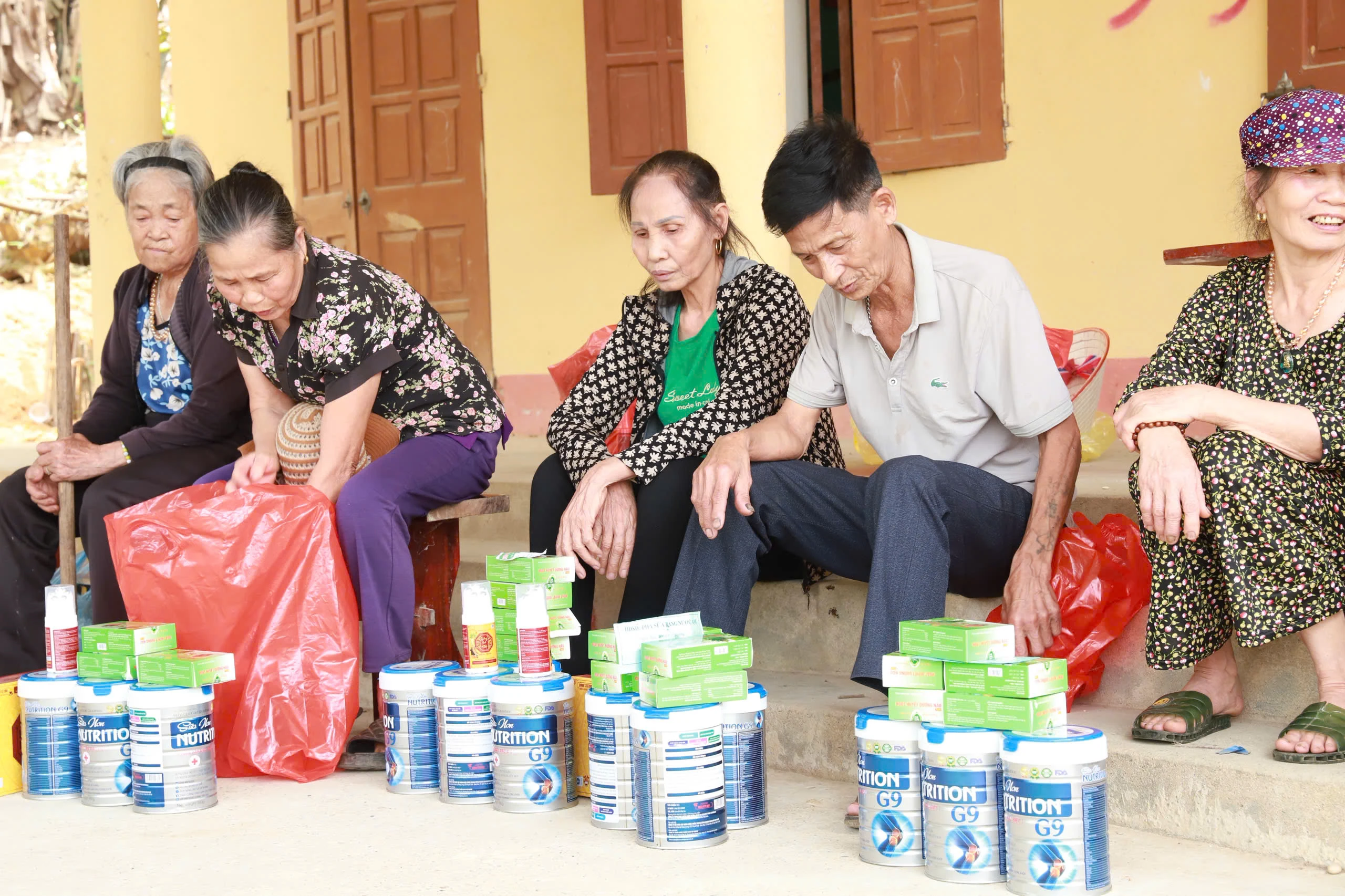 Lợi dụng niềm tin, “móc túi” người già
