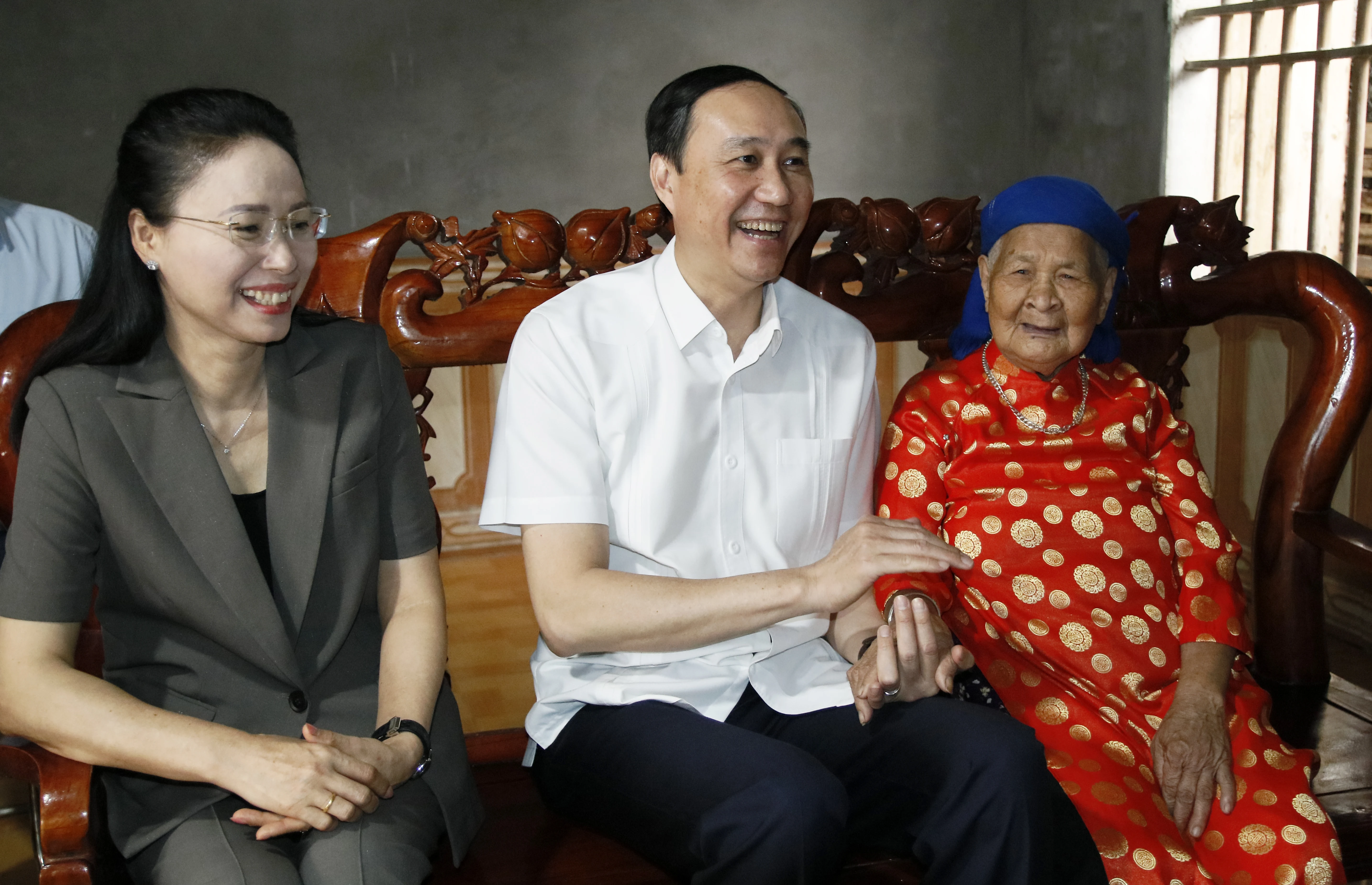 Phó Bí thư Thường trực Tỉnh uỷ trao quà cho người có công, thân nhân liệt sĩ