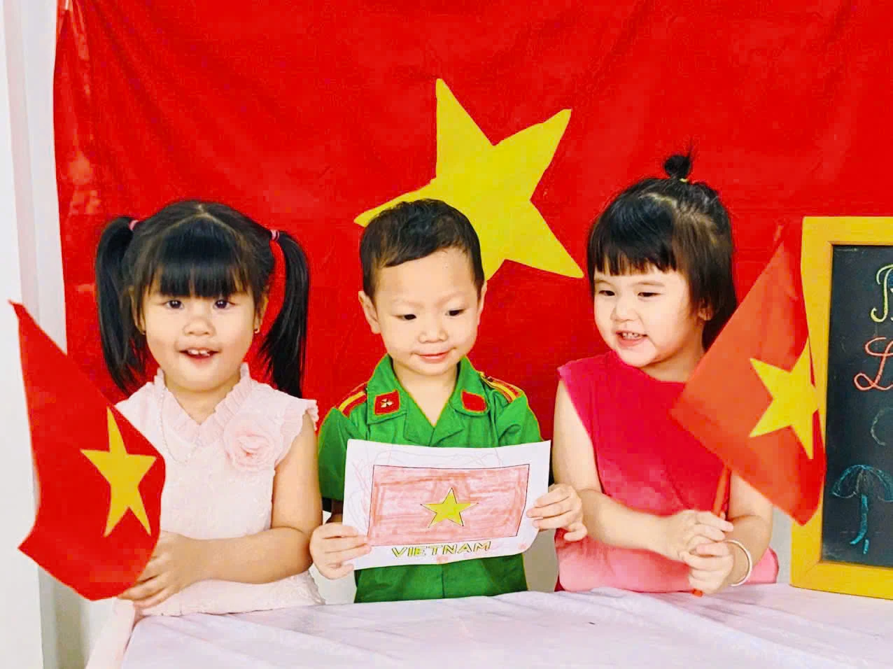 Nhiều trường học tổ chức các hoạt động hướng về ngày 30/4