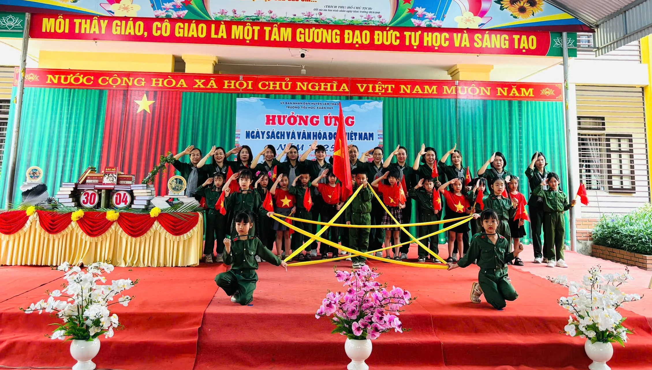 Nhiều trường học tổ chức các hoạt động hướng về ngày 30/4